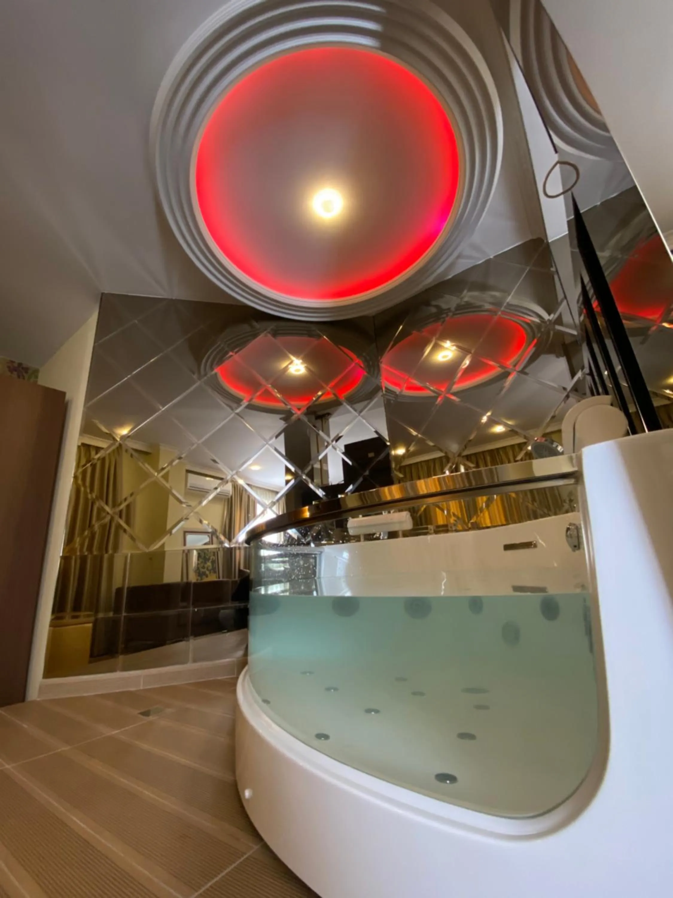 Hot Tub in Hotel Deluxe