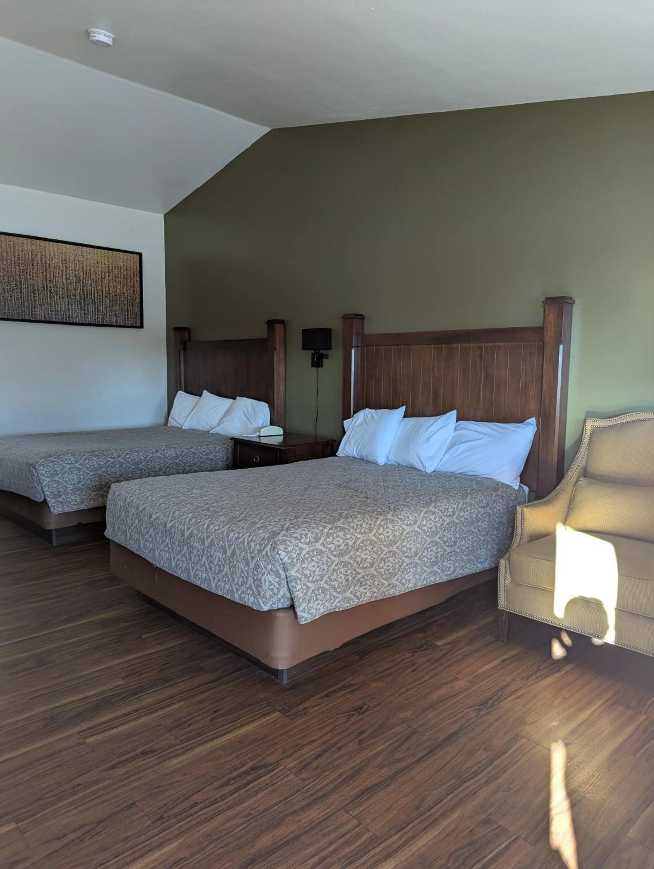 Bed in Western Inn Motel & RV Park