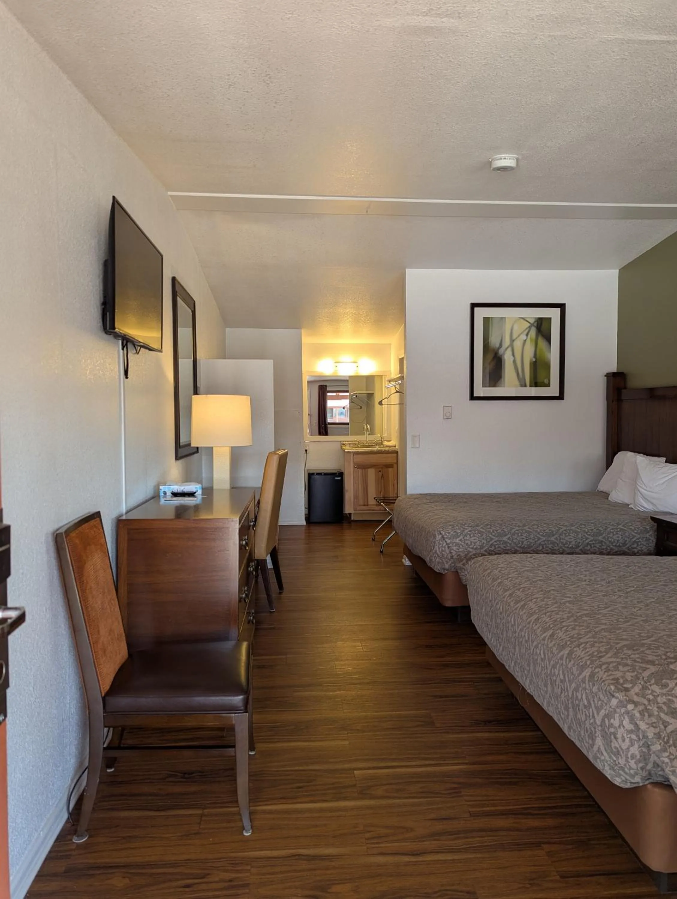 Bed in Western Inn Motel & RV Park