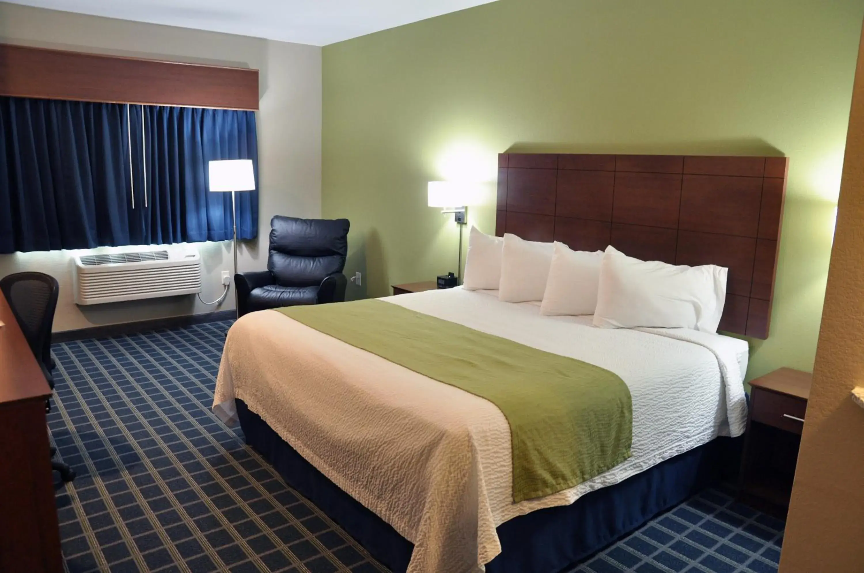 Deluxe King Room - single occupancy in Brookstone Lodge & Suites - Emmetsburg Deluxe King Room - single occupancy in Brookstone Lodge & Suites - Emmetsburg