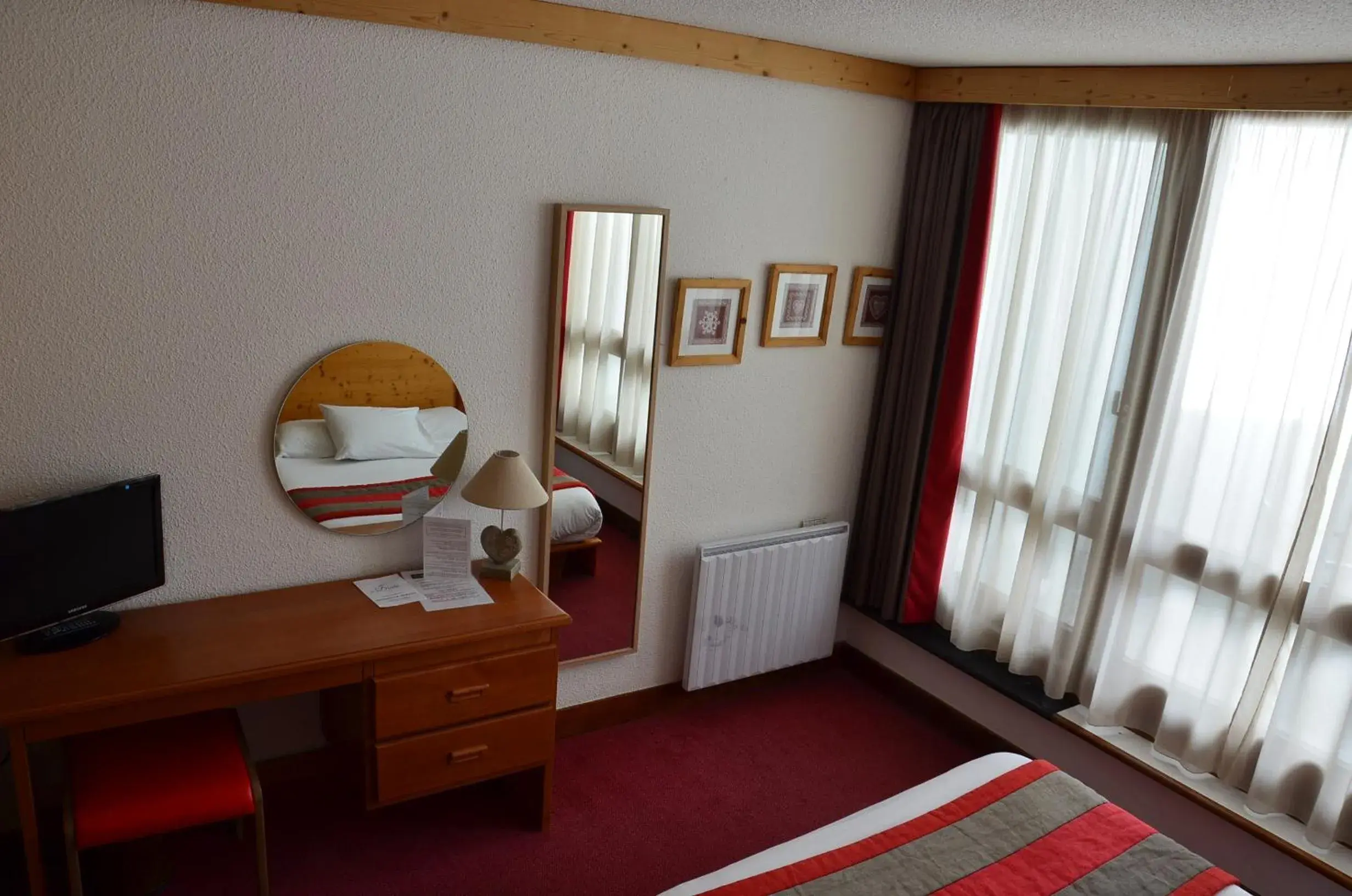 Double Room with Road View in Hotel Le Druos Double Room with Road View in Hotel Le Druos