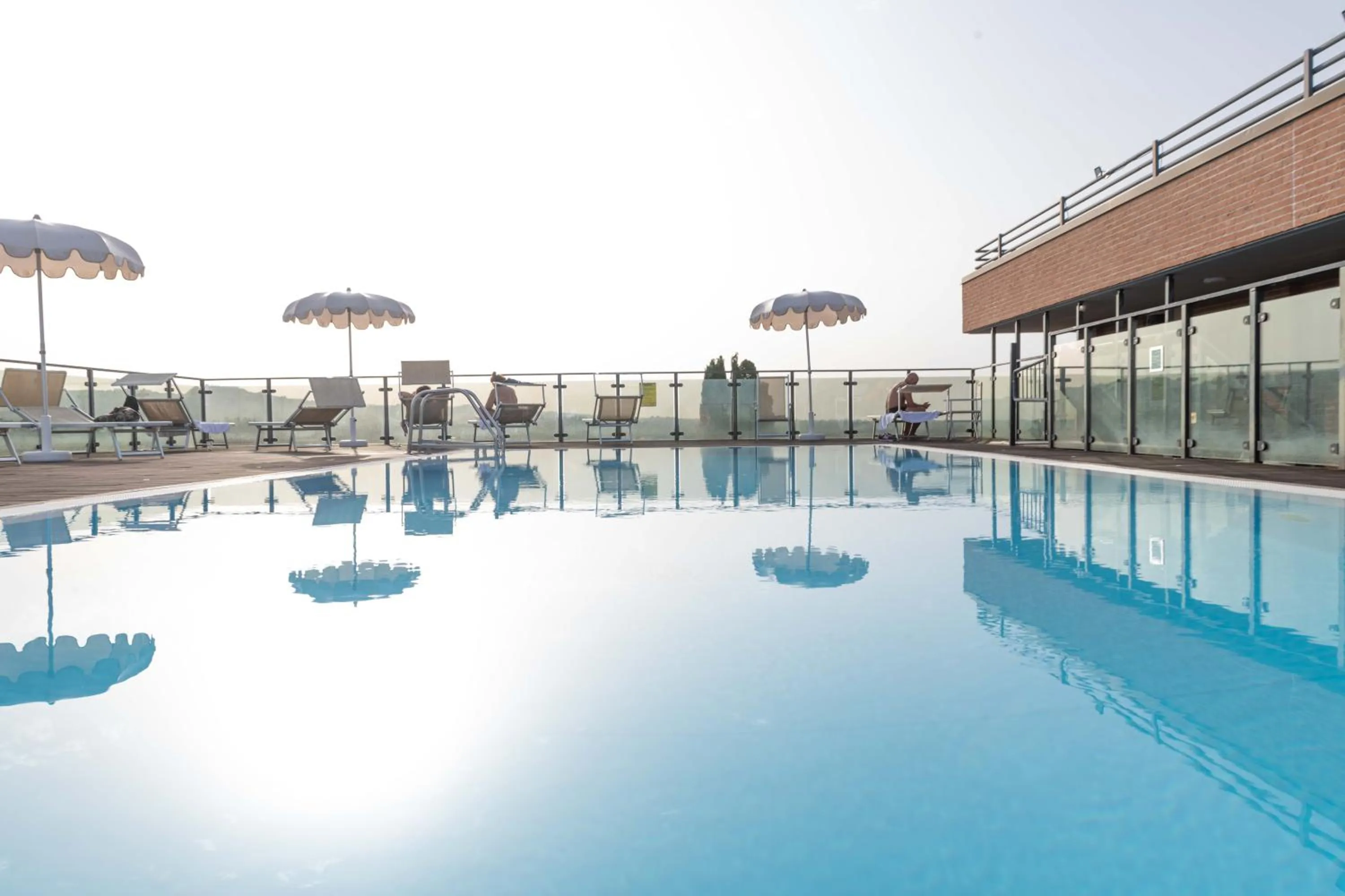 Swimming pool in Grand Hotel Forlì