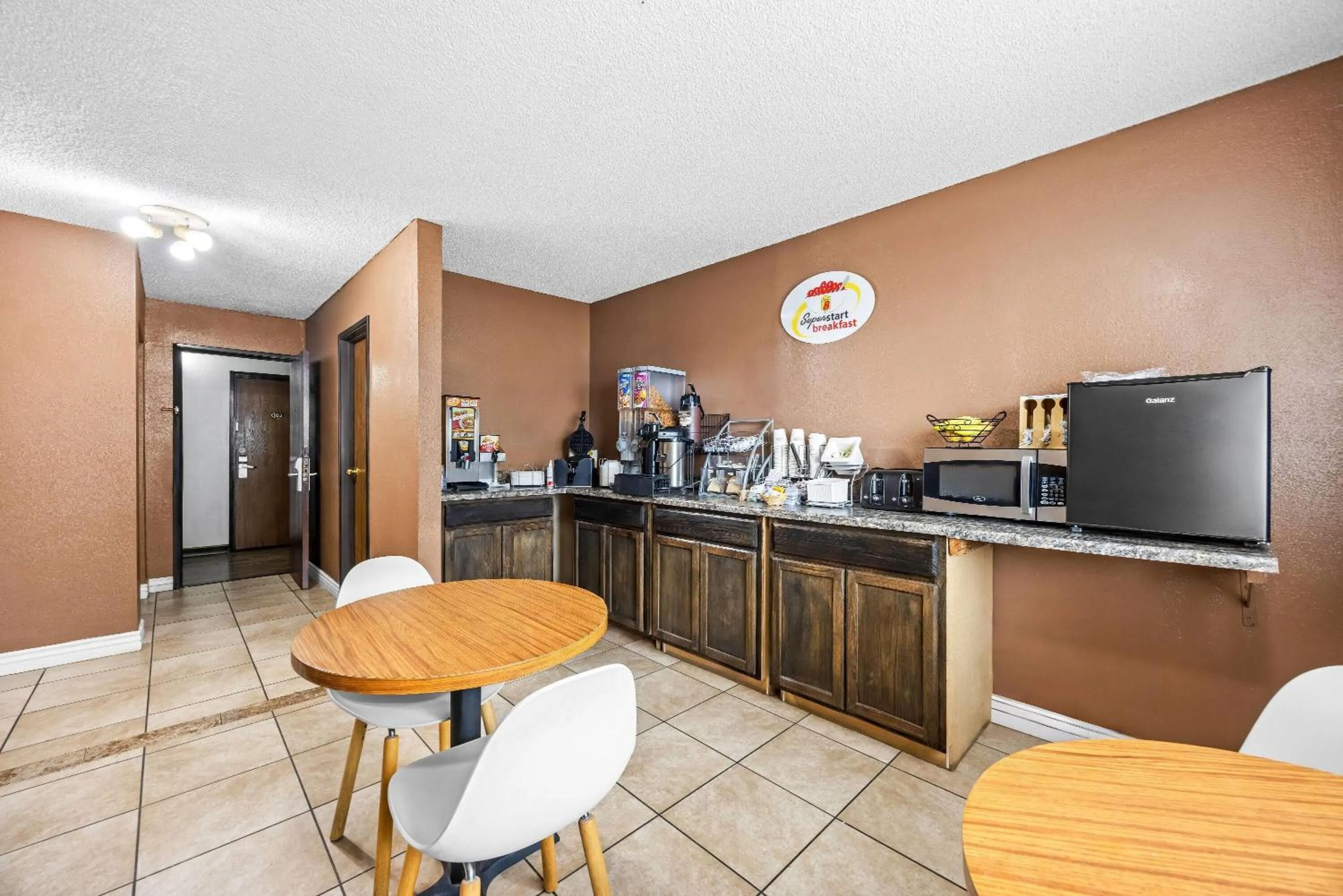 Restaurant/places to eat in Super 8 by Wyndham Colorado Springs Peterson Space Force