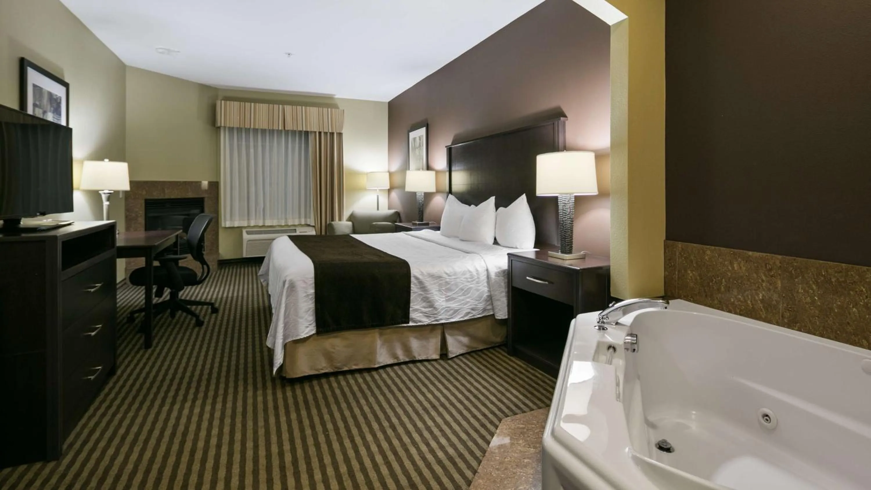 Photo of the whole room, Bed in Best Western Plus Port of Camas-Washougal Convention Center