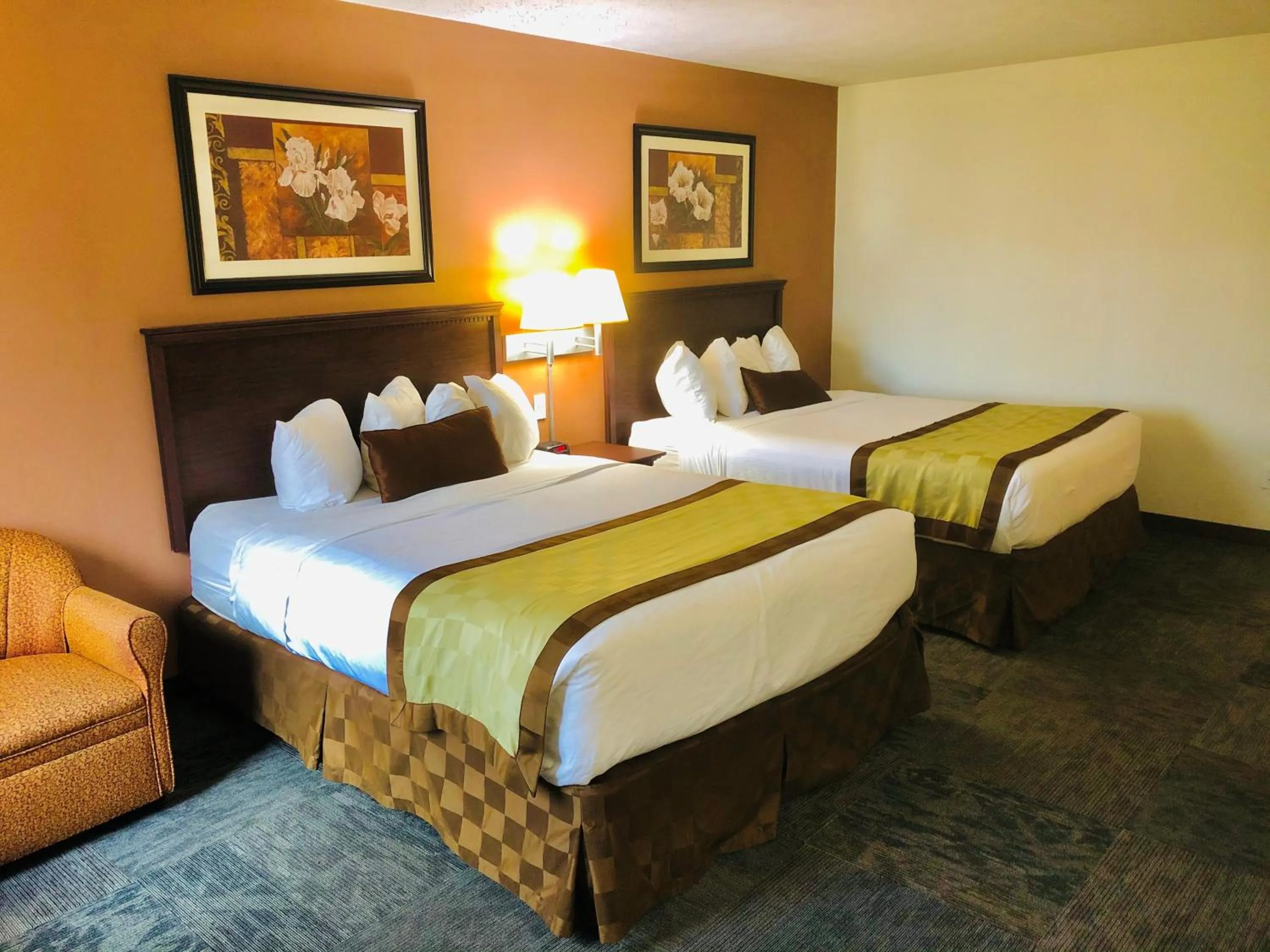 Bedroom, Bed in Ramada by Wyndham Spokane Valley