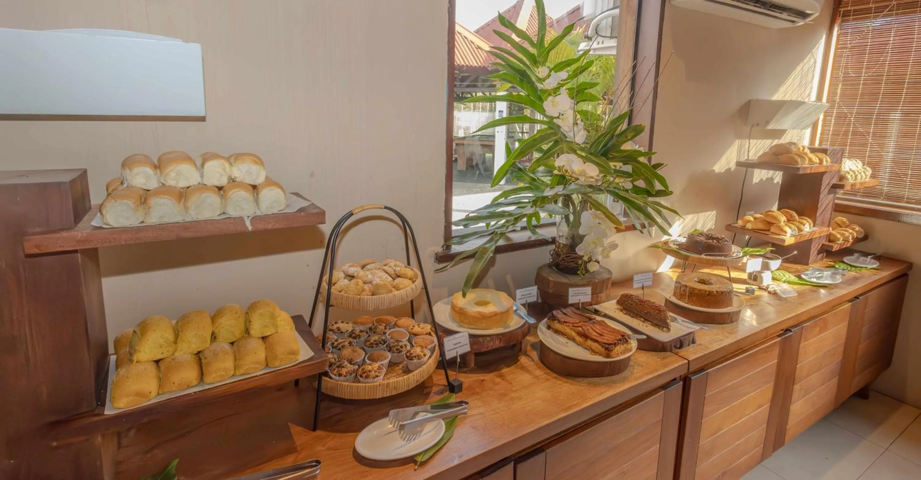 Buffet breakfast in Jardim Atlântico Beach Resort