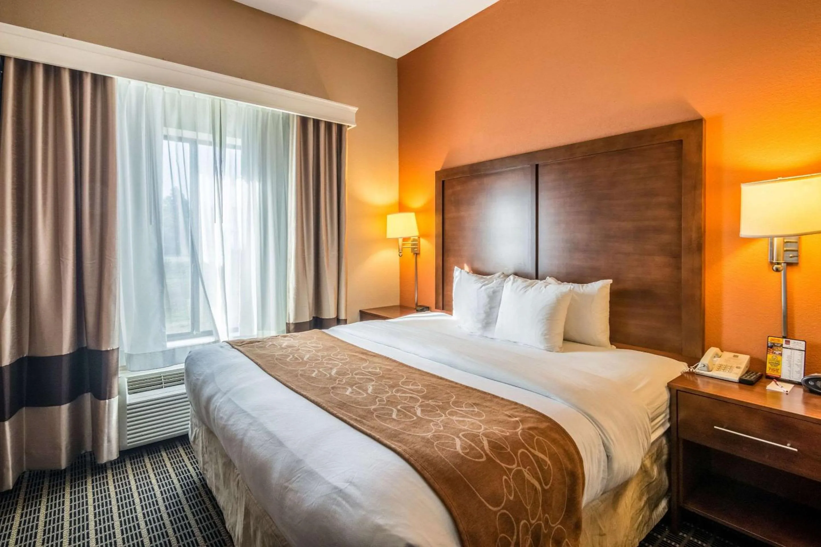 Bedroom, Bed in Comfort Suites