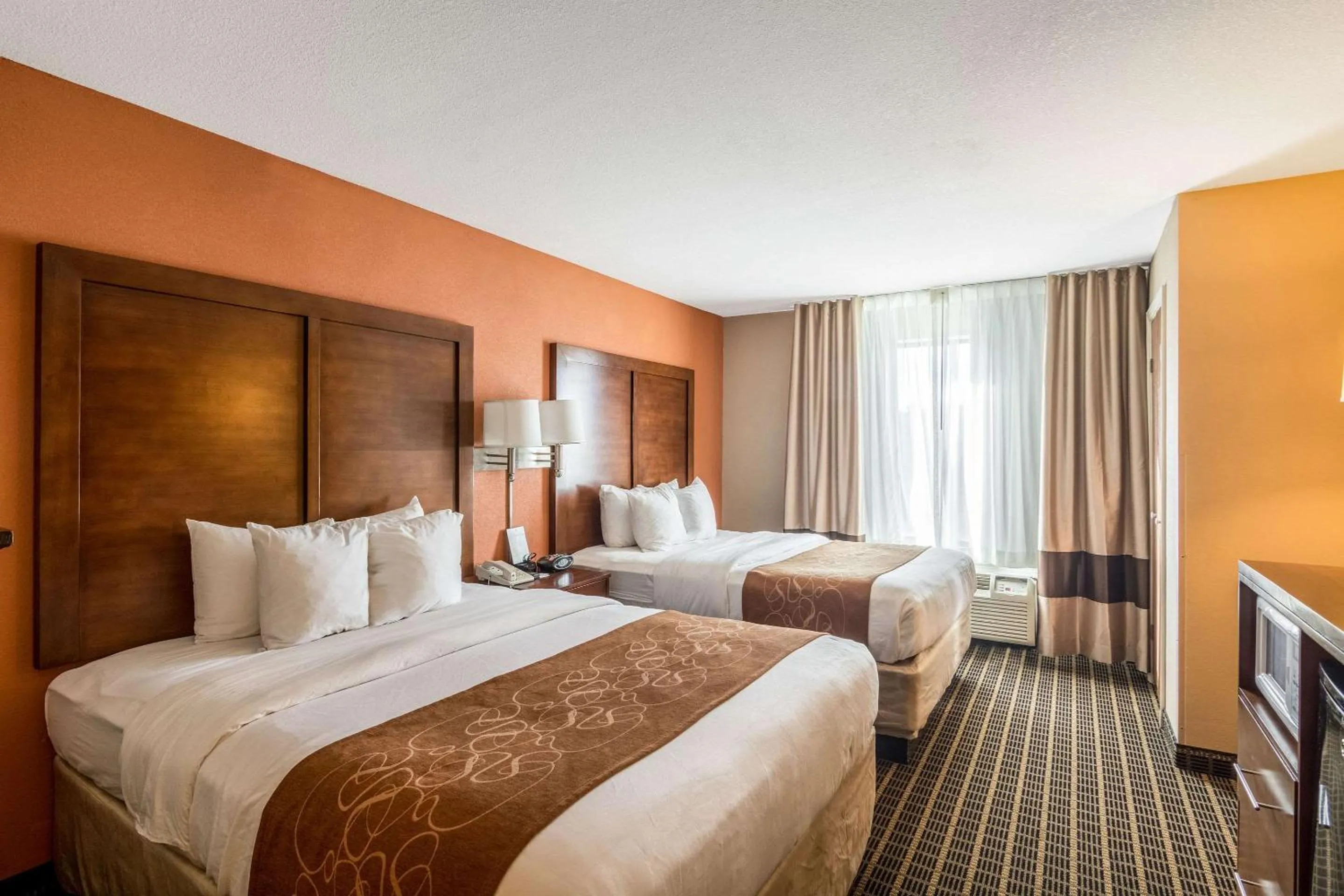 Bedroom, Bed in Comfort Suites