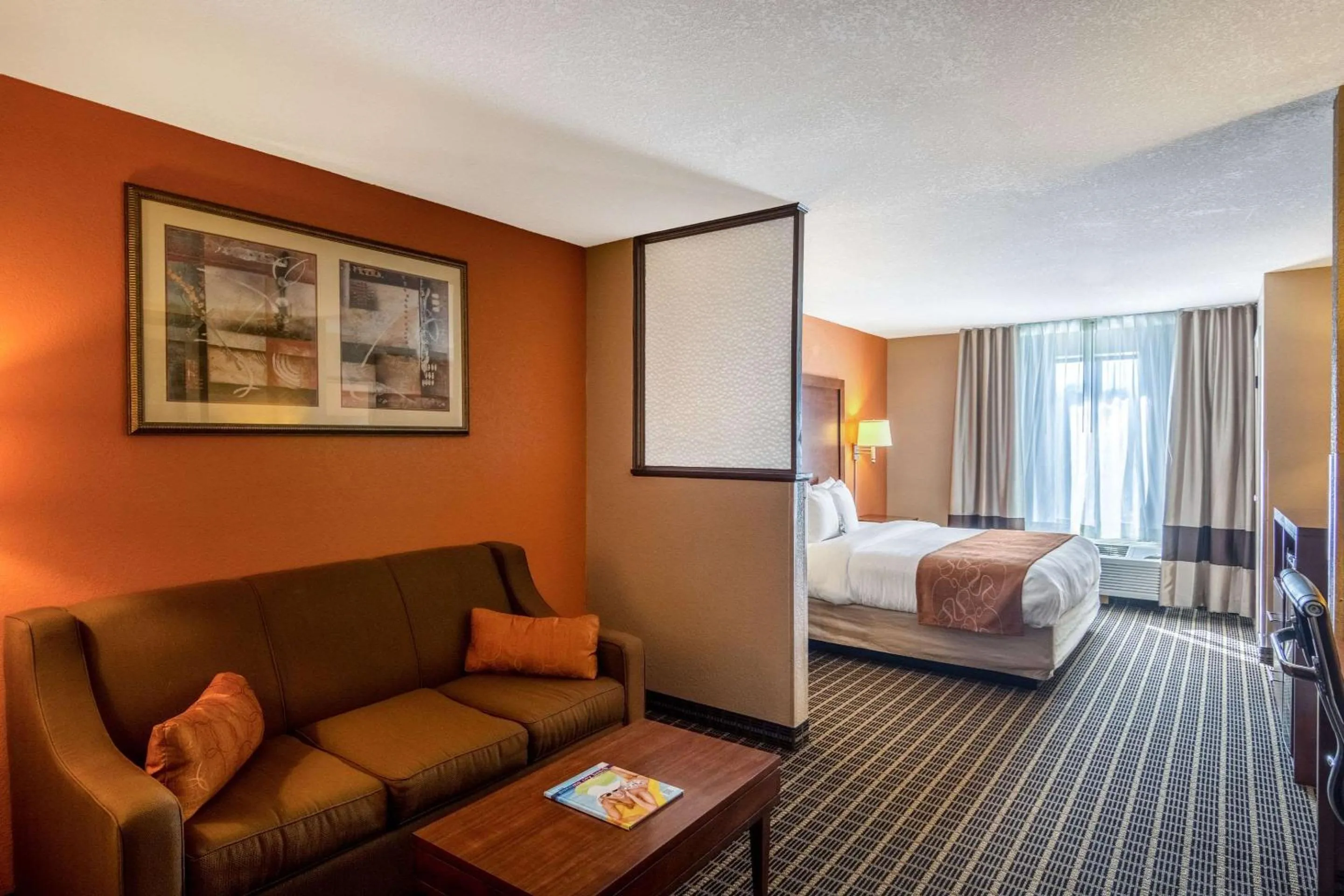 Bedroom, Bed in Comfort Suites