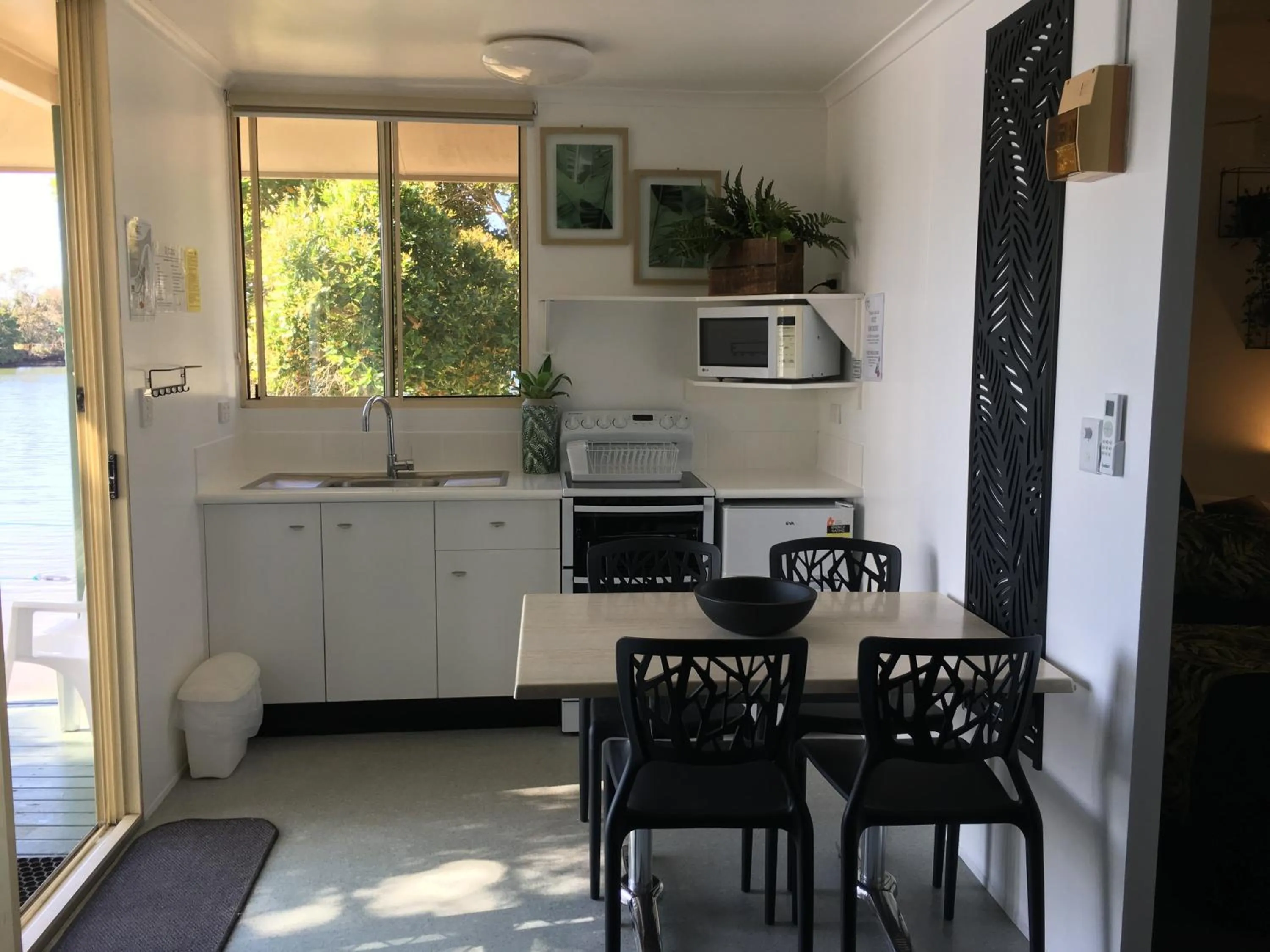 Kitchen or kitchenette in Maroochy River Bungalows