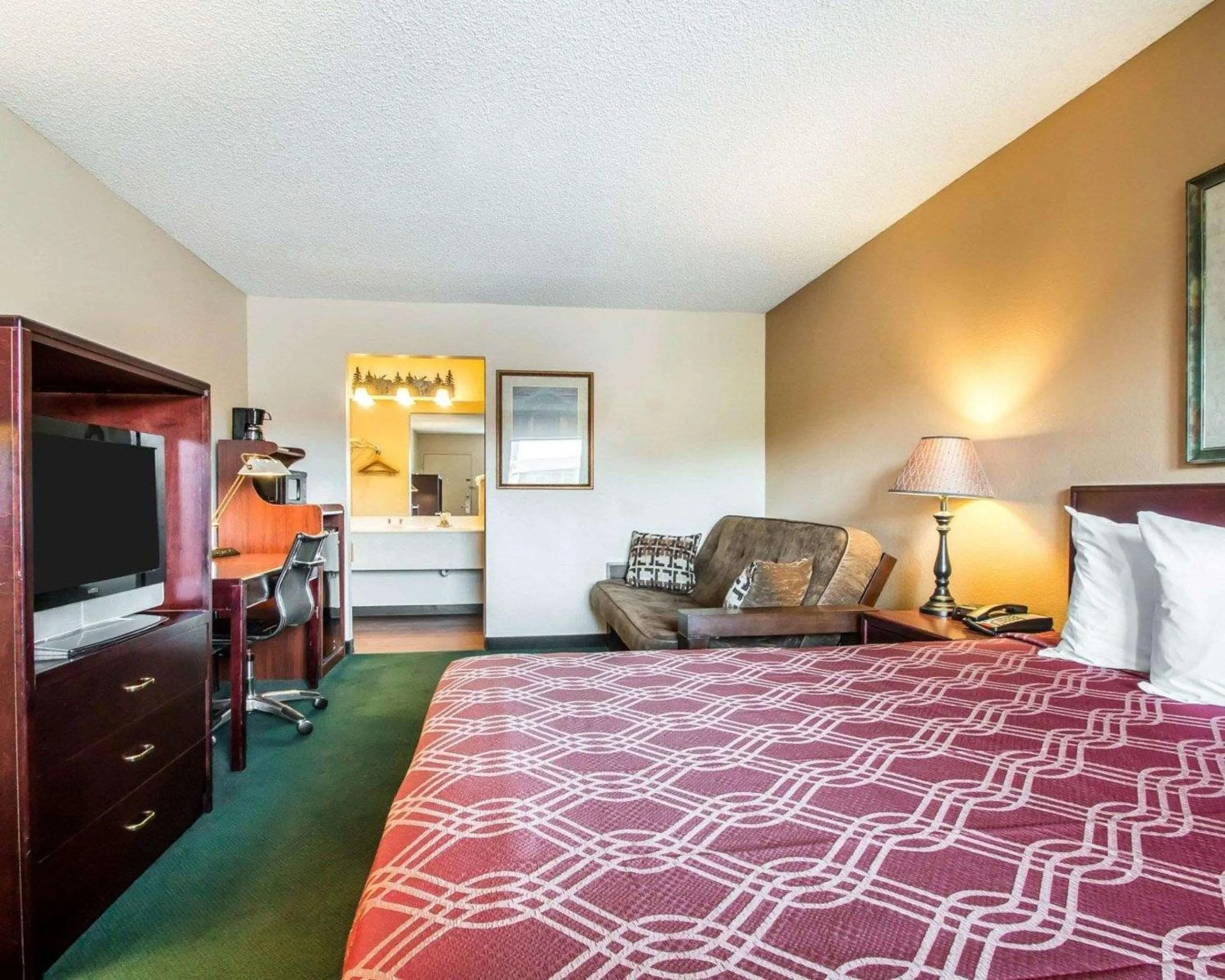 Photo of the whole room, Bed in Econo Lodge Springfield I-44