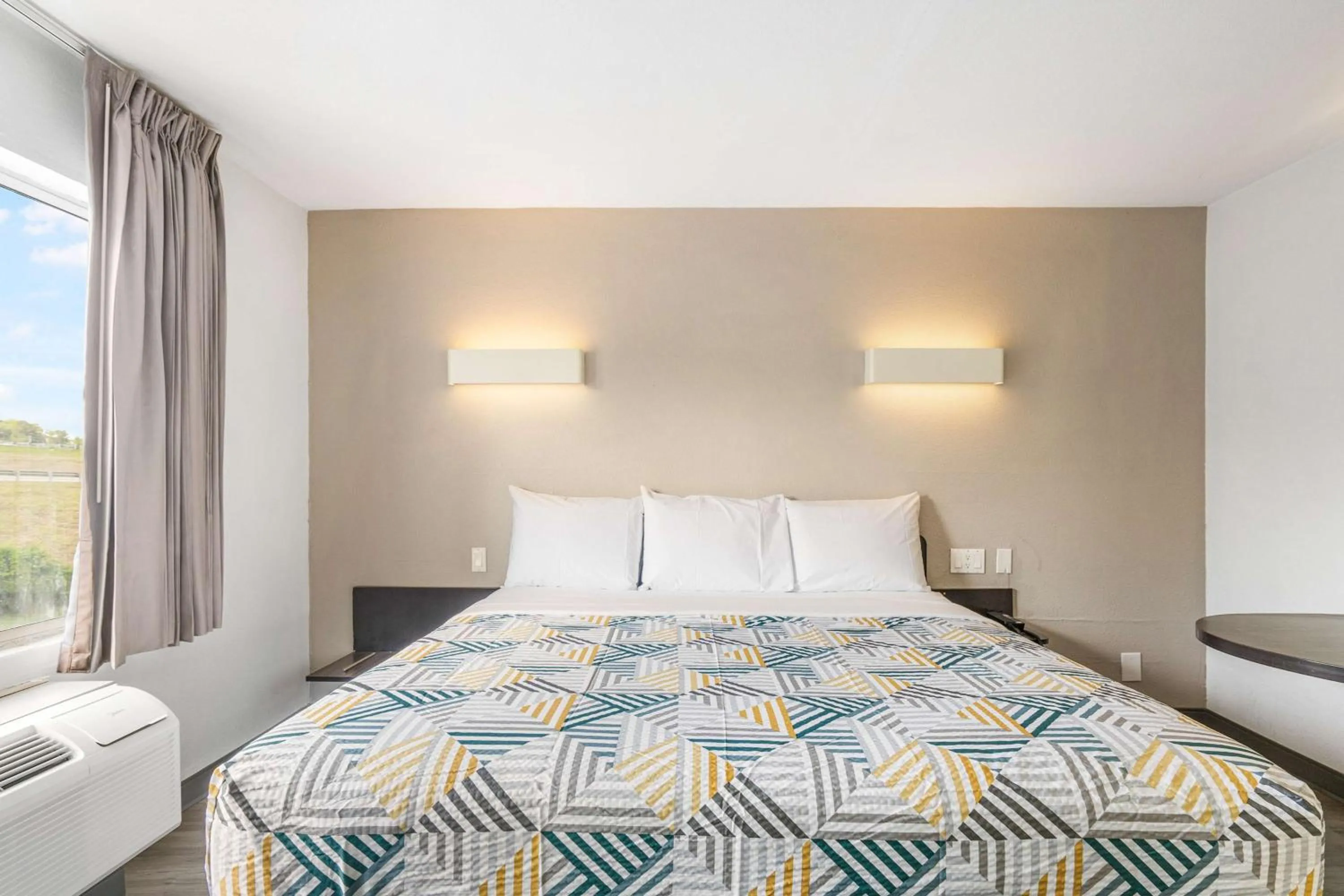 Bedroom, Bed in Motel 6 - Augusta, GA