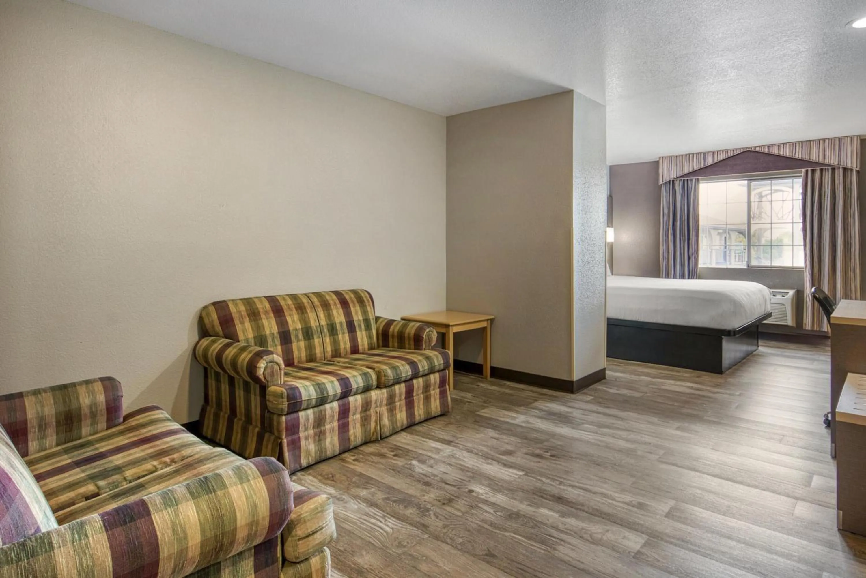 Bedroom, Bed in SureStay Hotel by Best Western Ukiah