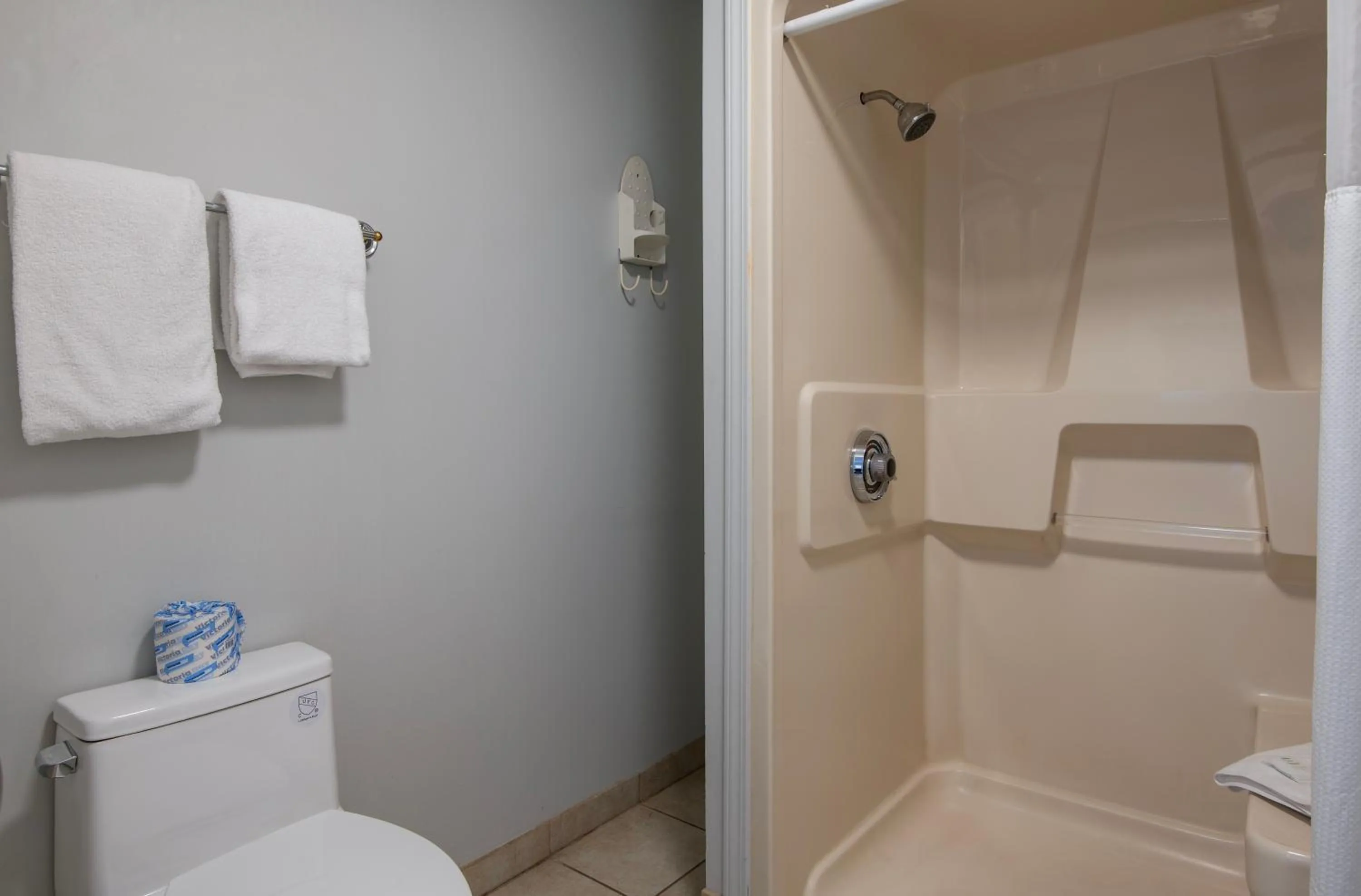 Riverland Inn & Suites