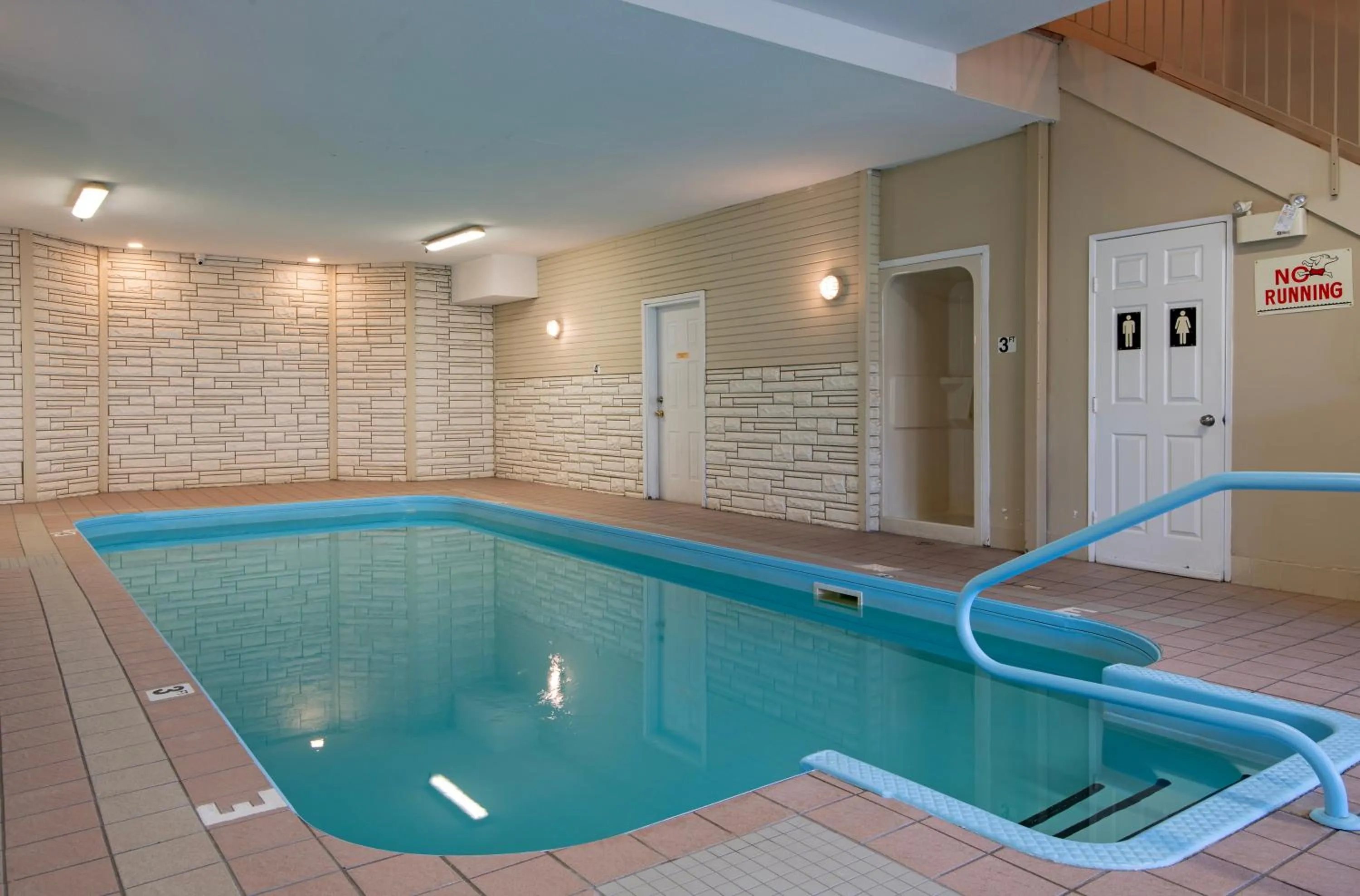 Swimming pool in Riverland Inn & Suites