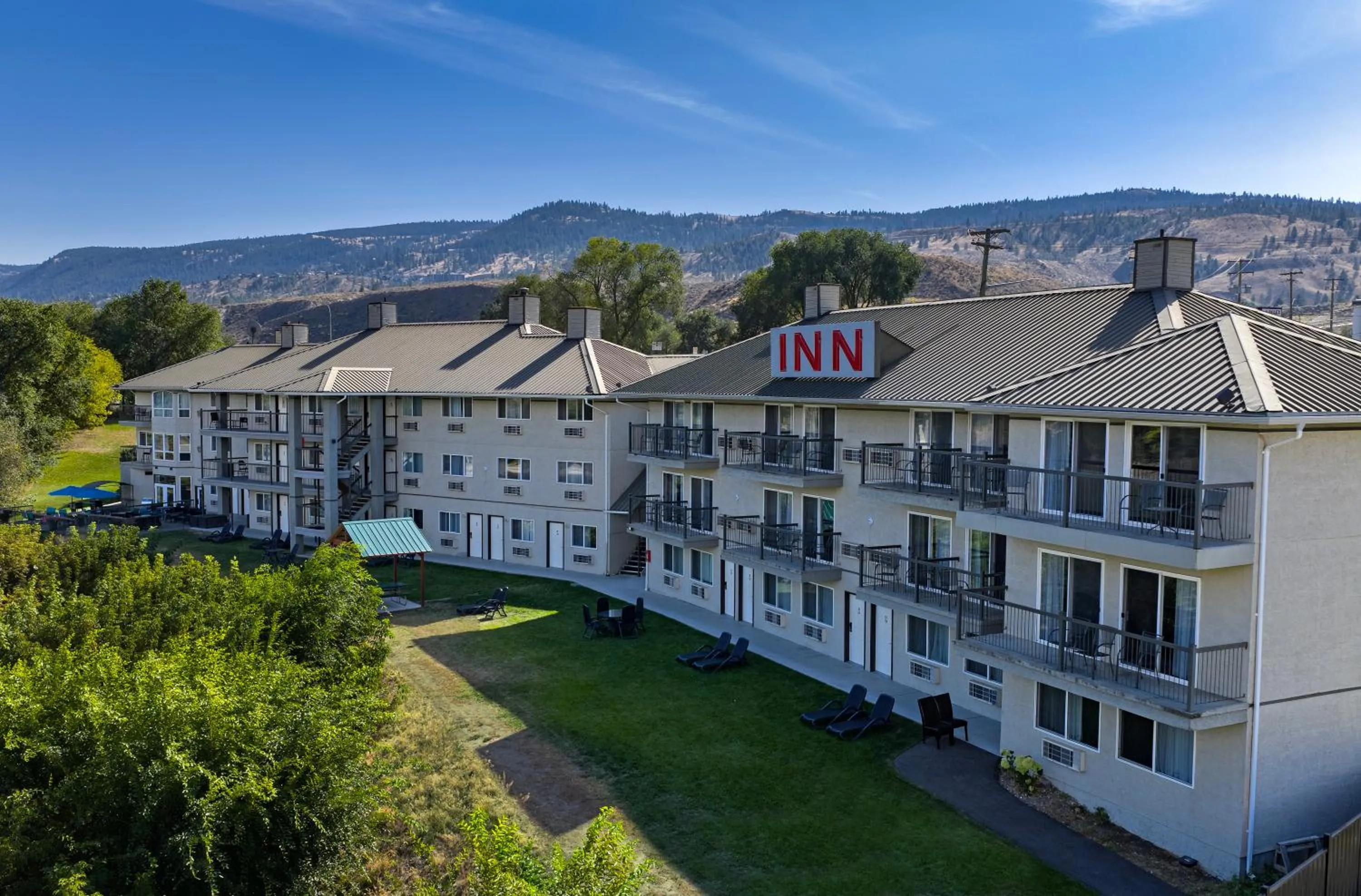 Property building in Riverland Inn & Suites
