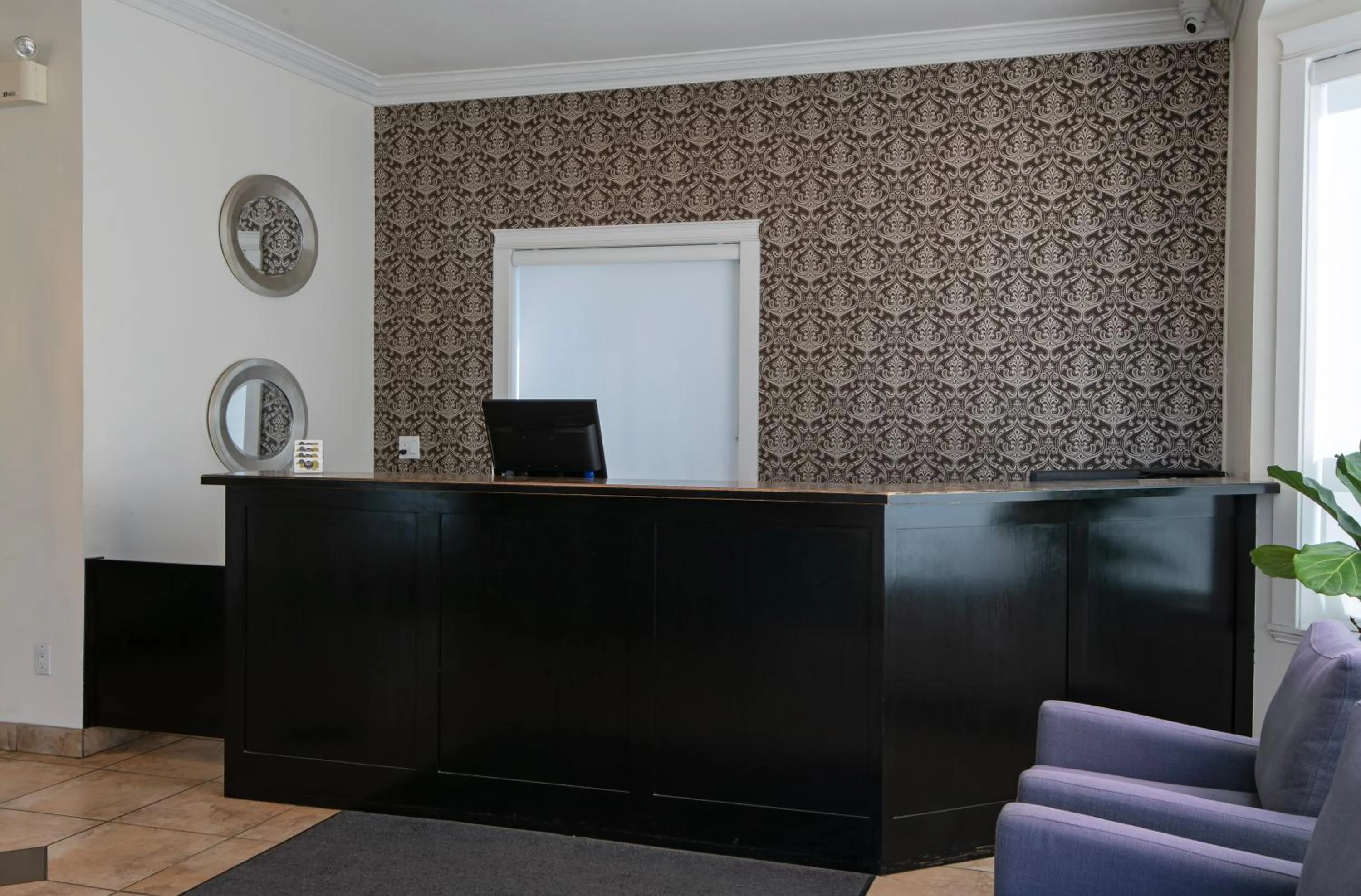 Riverland Inn & Suites