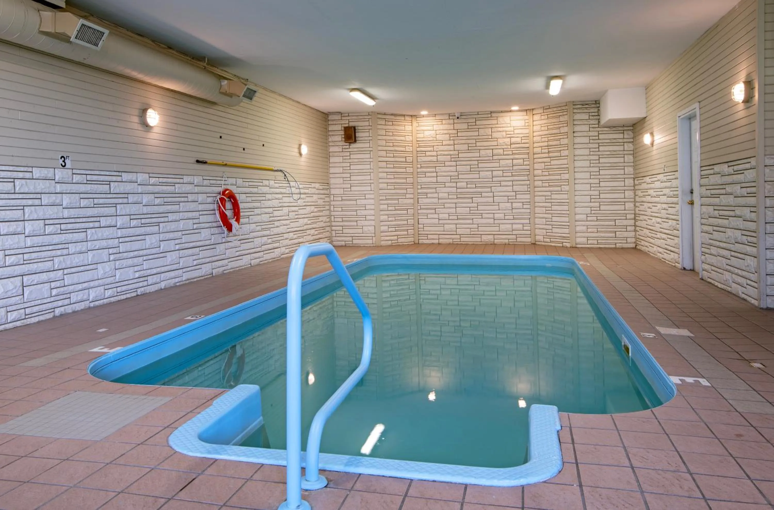 Swimming pool in Riverland Inn & Suites