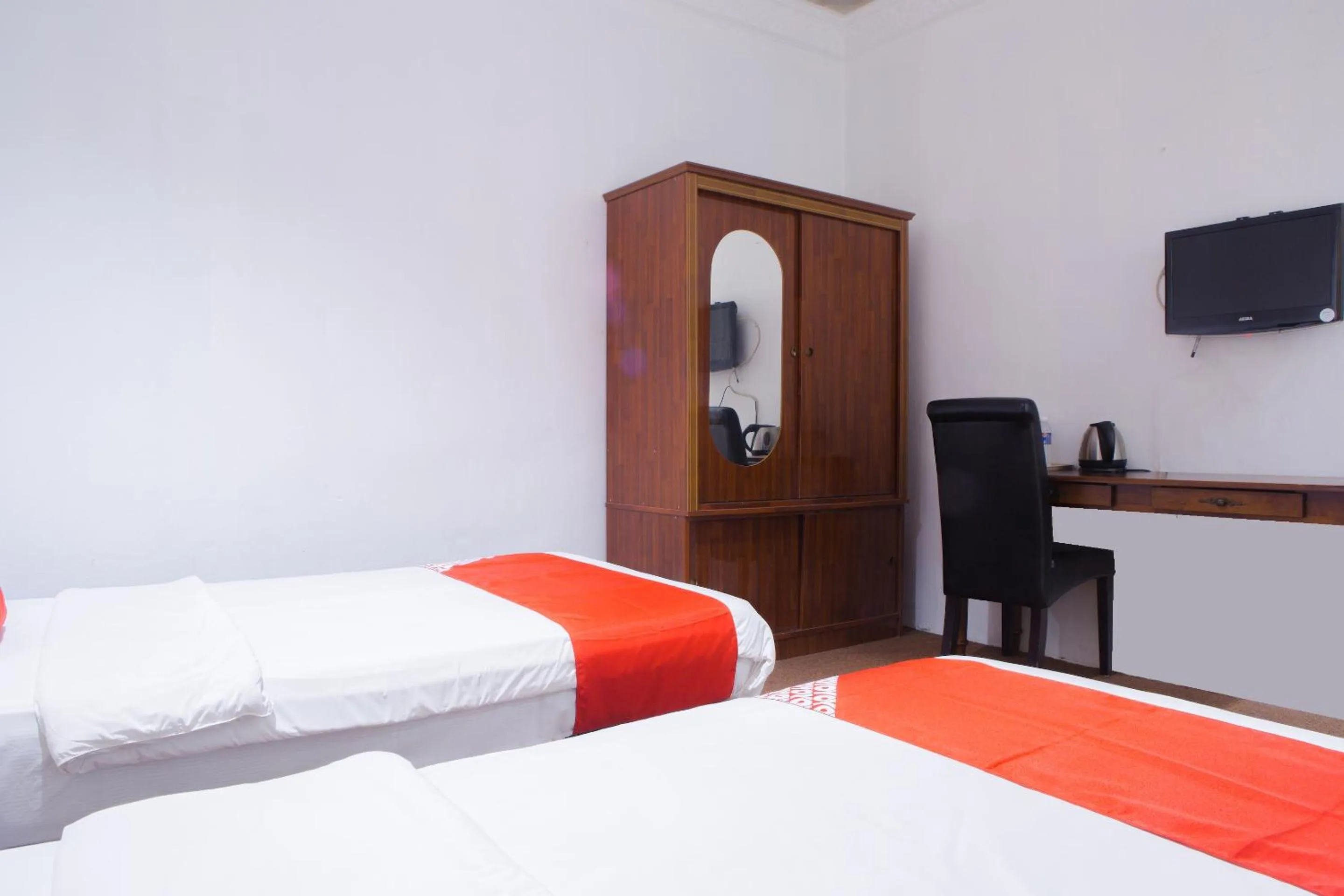 Bedroom, Bed in Hotel O The 7 Lodge Tambunan