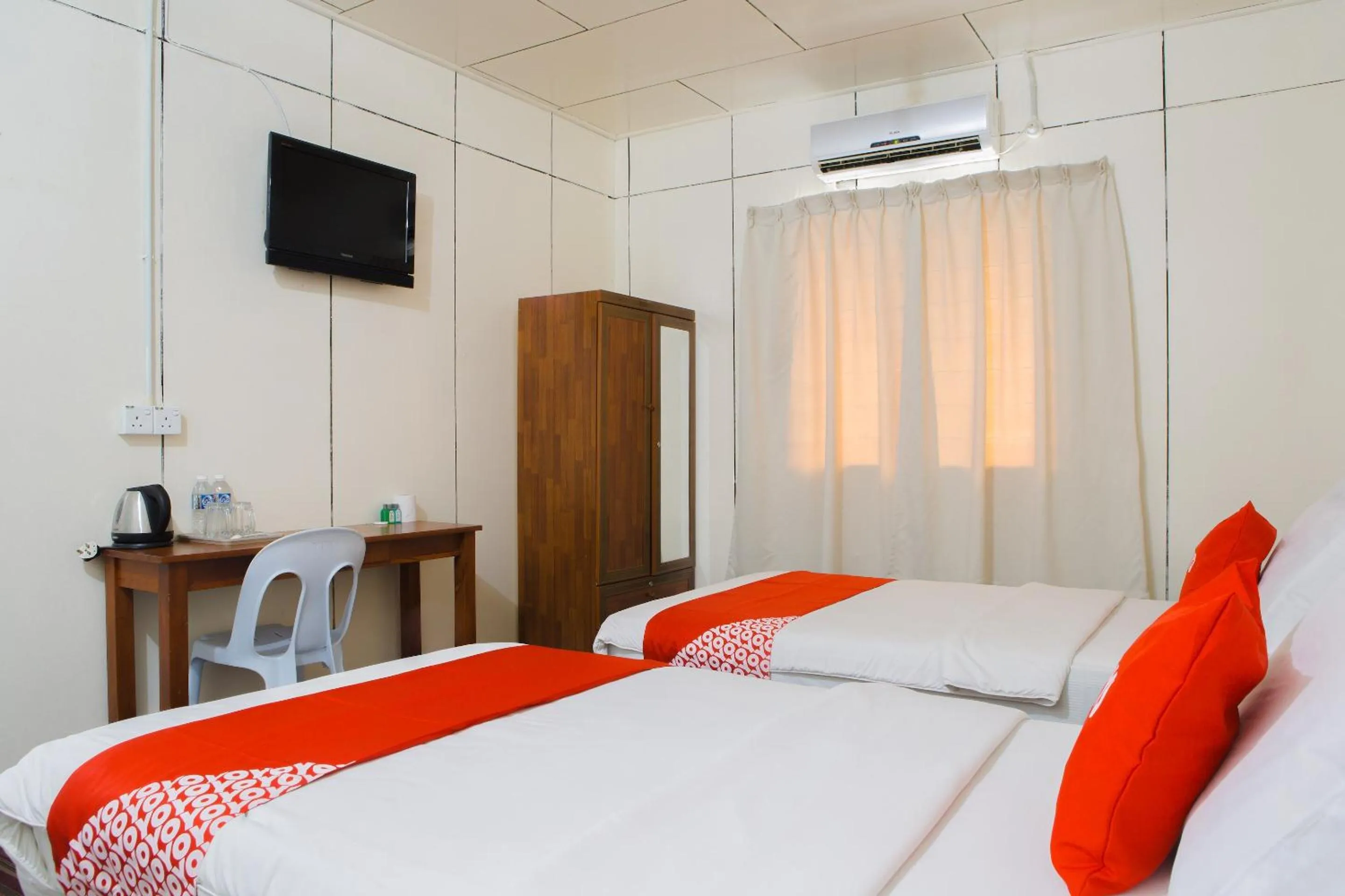 Bedroom, Bed in Hotel O The 7 Lodge Tambunan
