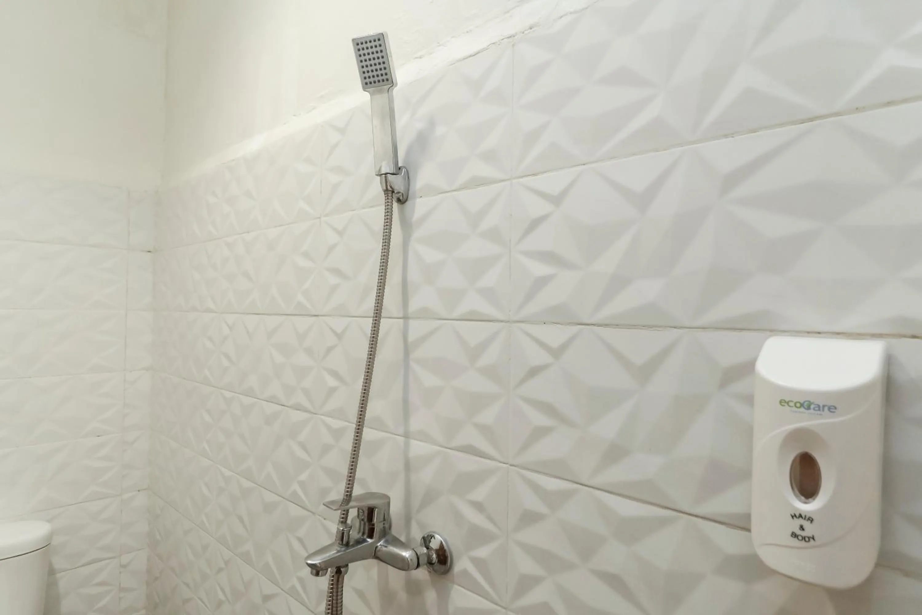 Bathroom in RedDoorz Plus @ Slamet Riyadi