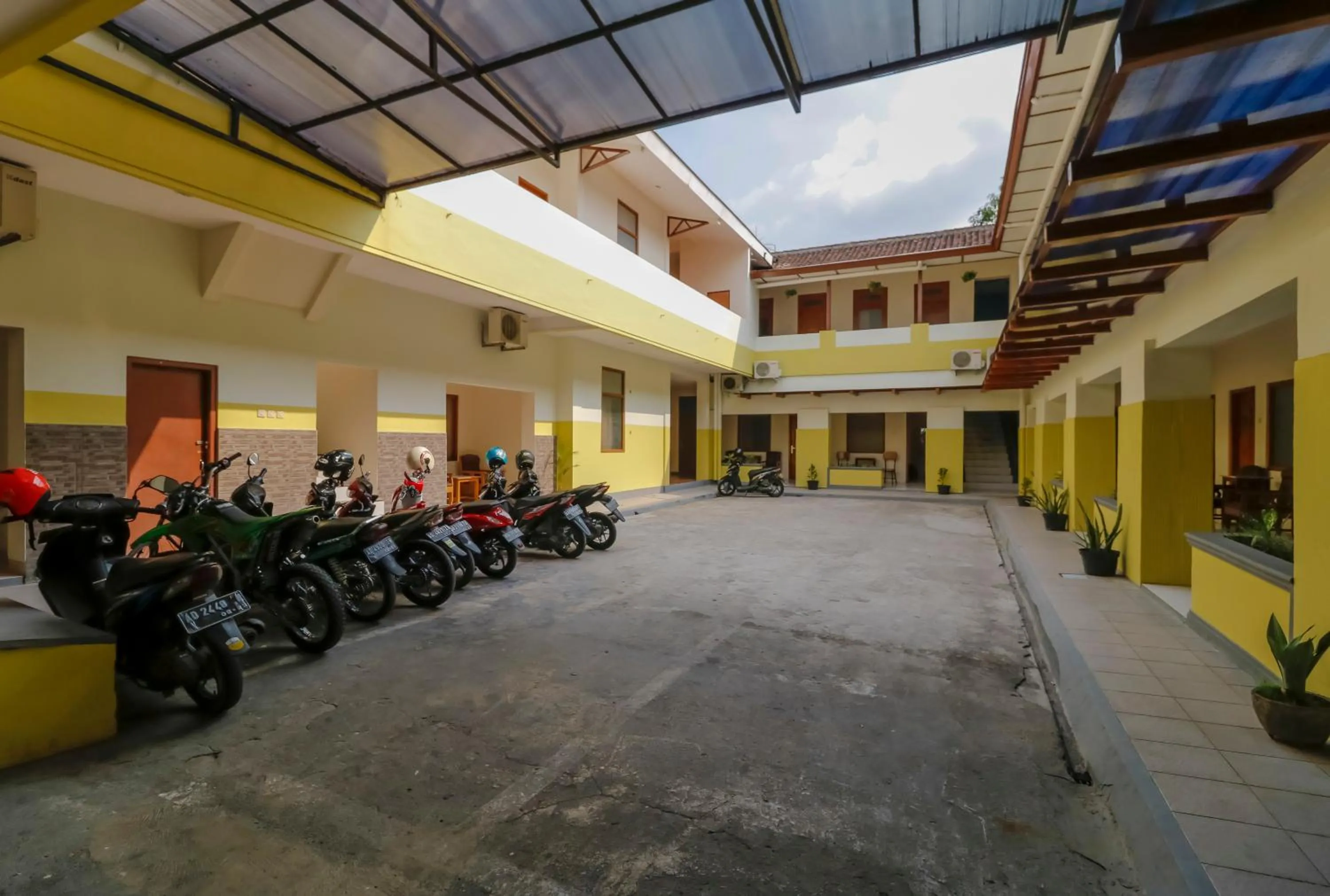 Property building in RedDoorz Plus @ Slamet Riyadi