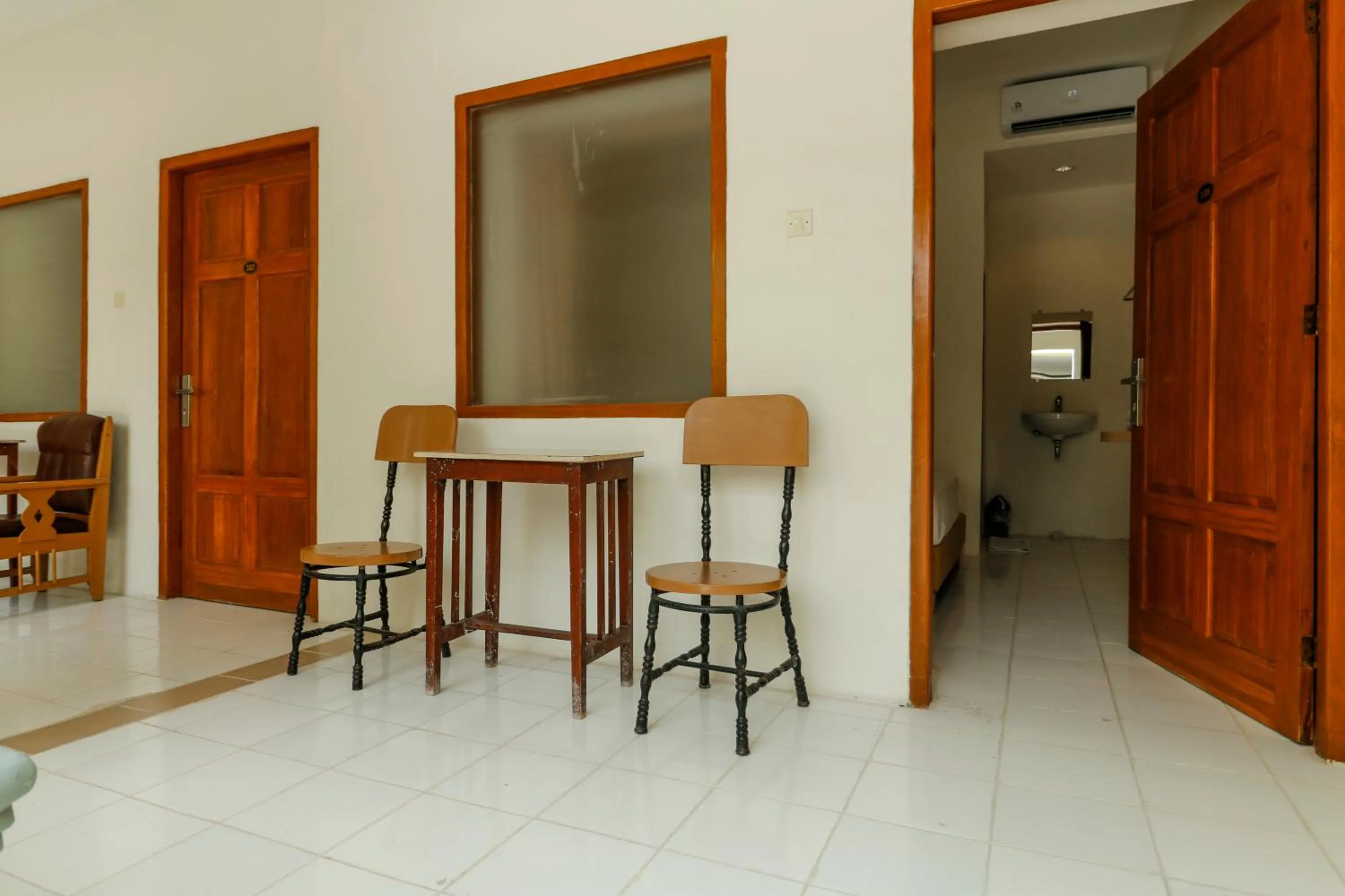 Property building in RedDoorz Plus @ Slamet Riyadi