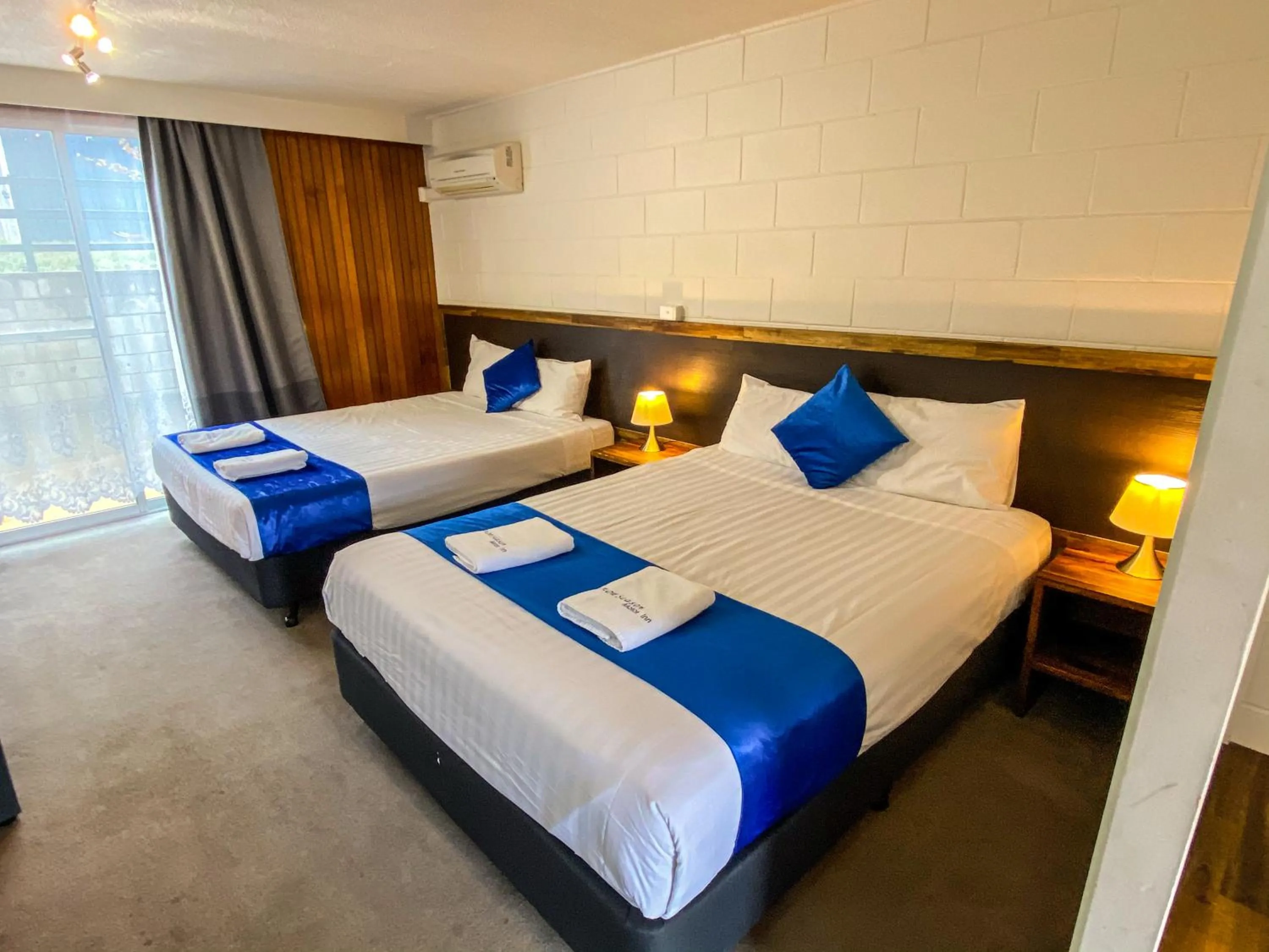 Bedroom, Bed in Snow Season Motor Inn