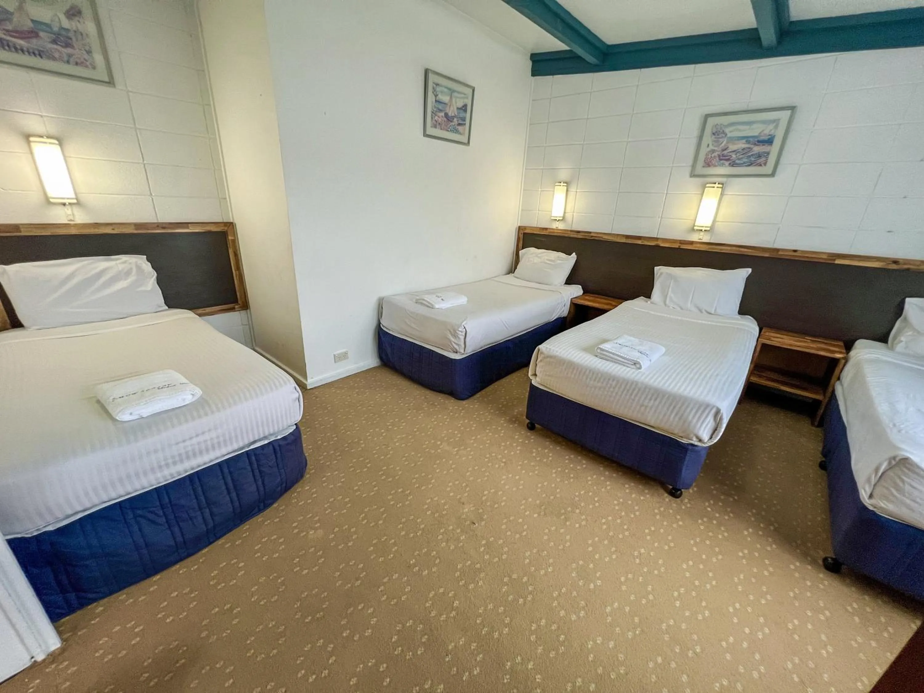 Bedroom, Bed in Snow Season Motor Inn