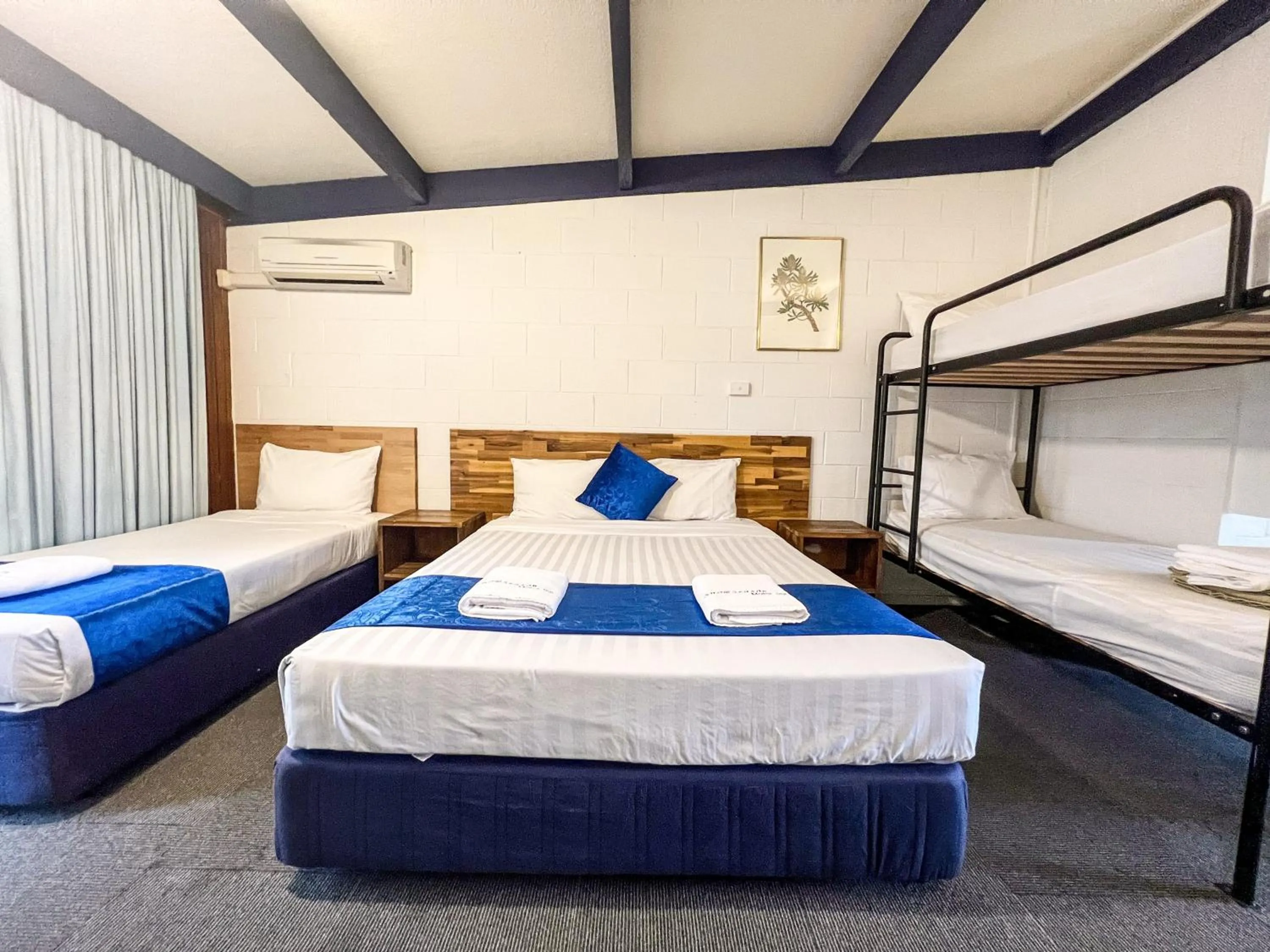 Bedroom, Bed in Snow Season Motor Inn