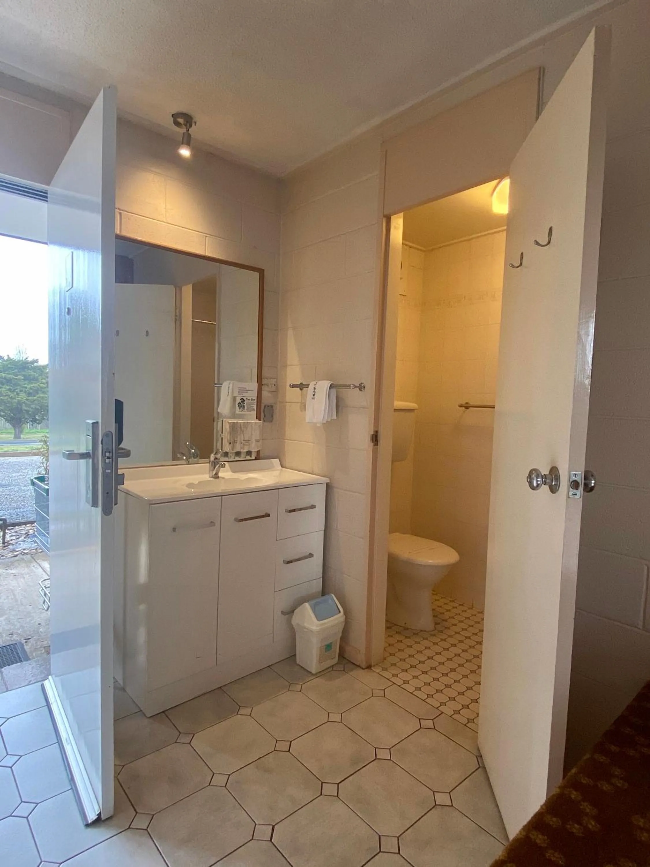 Bathroom in Snow Season Motor Inn