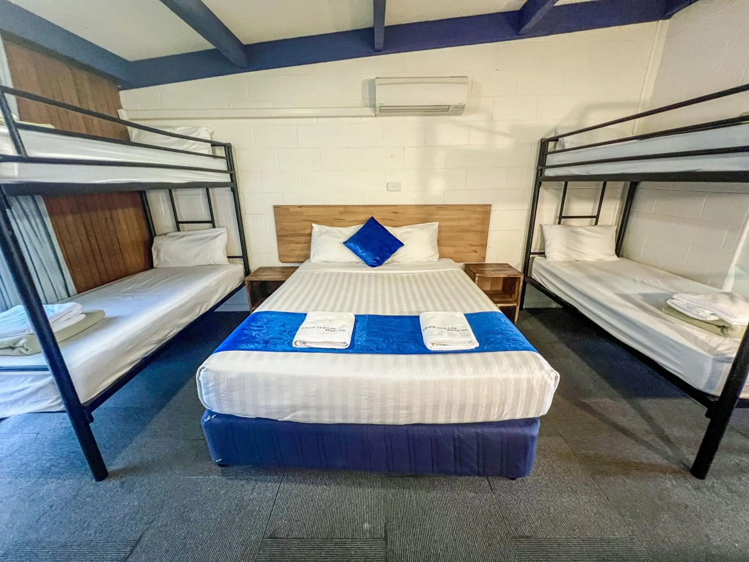 Bedroom, Bed in Snow Season Motor Inn