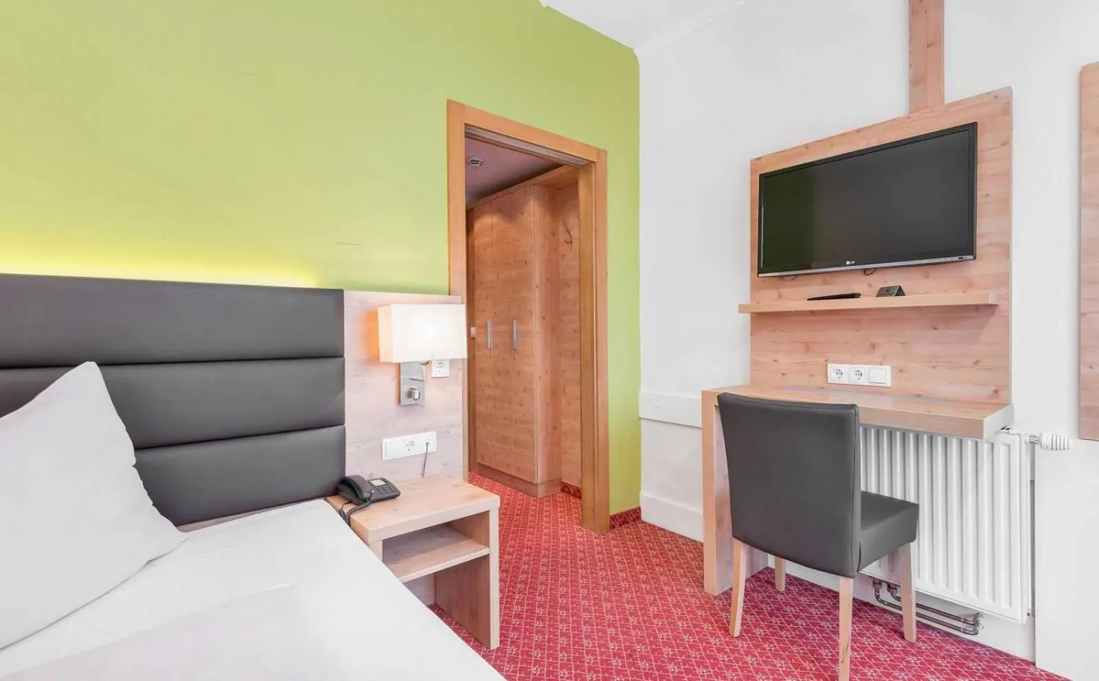 Bed in Hotel Rössl-Dependance Neue Post