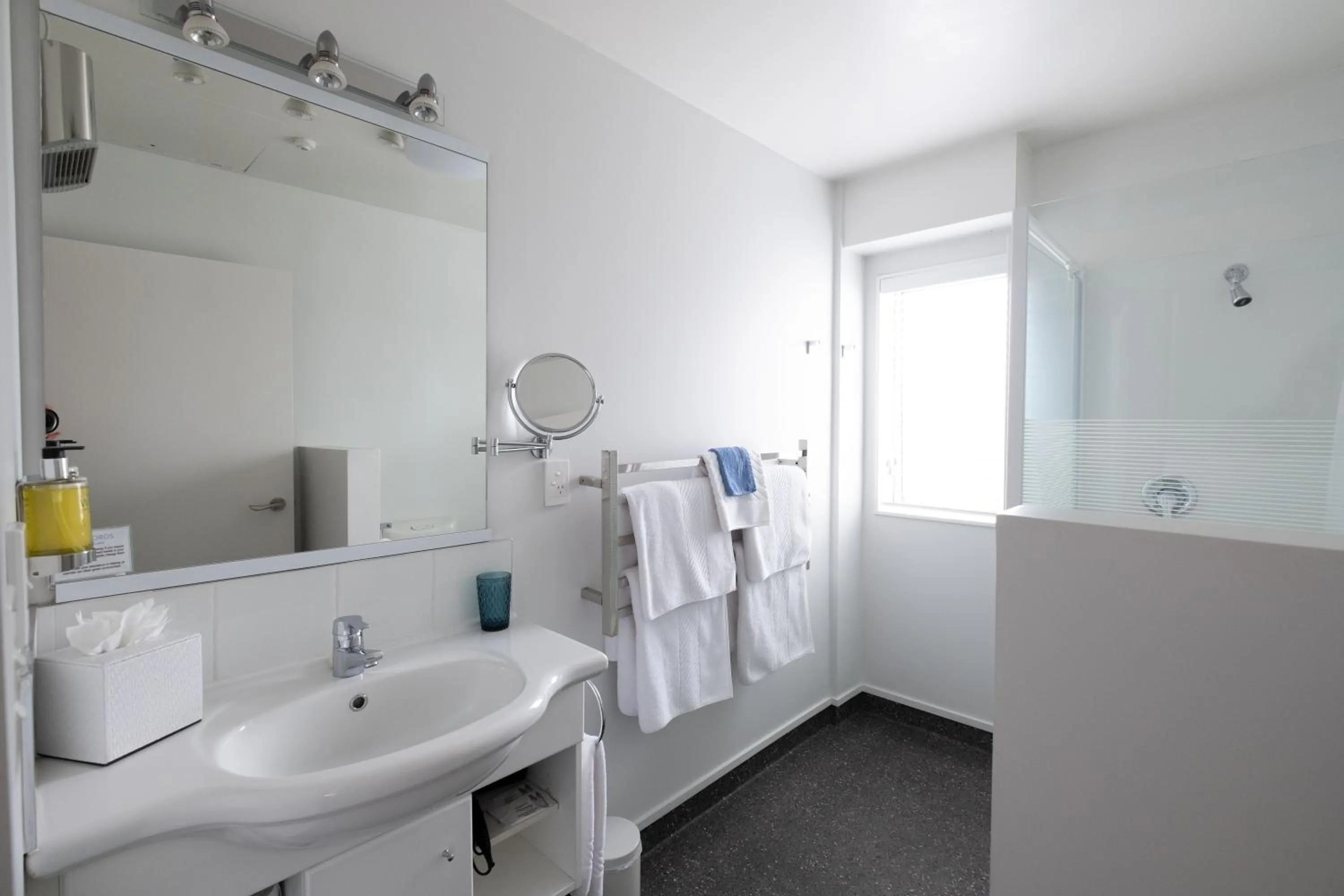 Shower in Radfords on the Lake