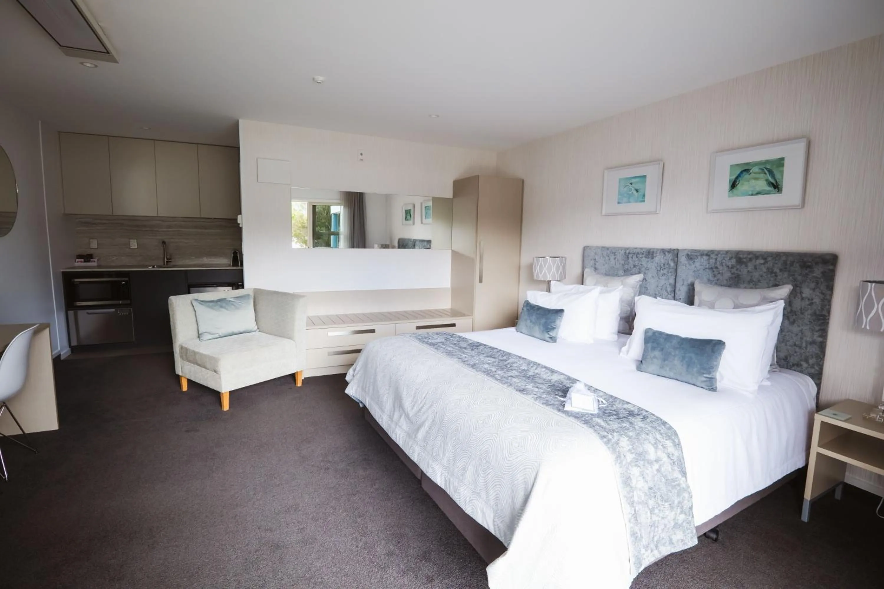 Photo of the whole room, Bed in Radfords on the Lake