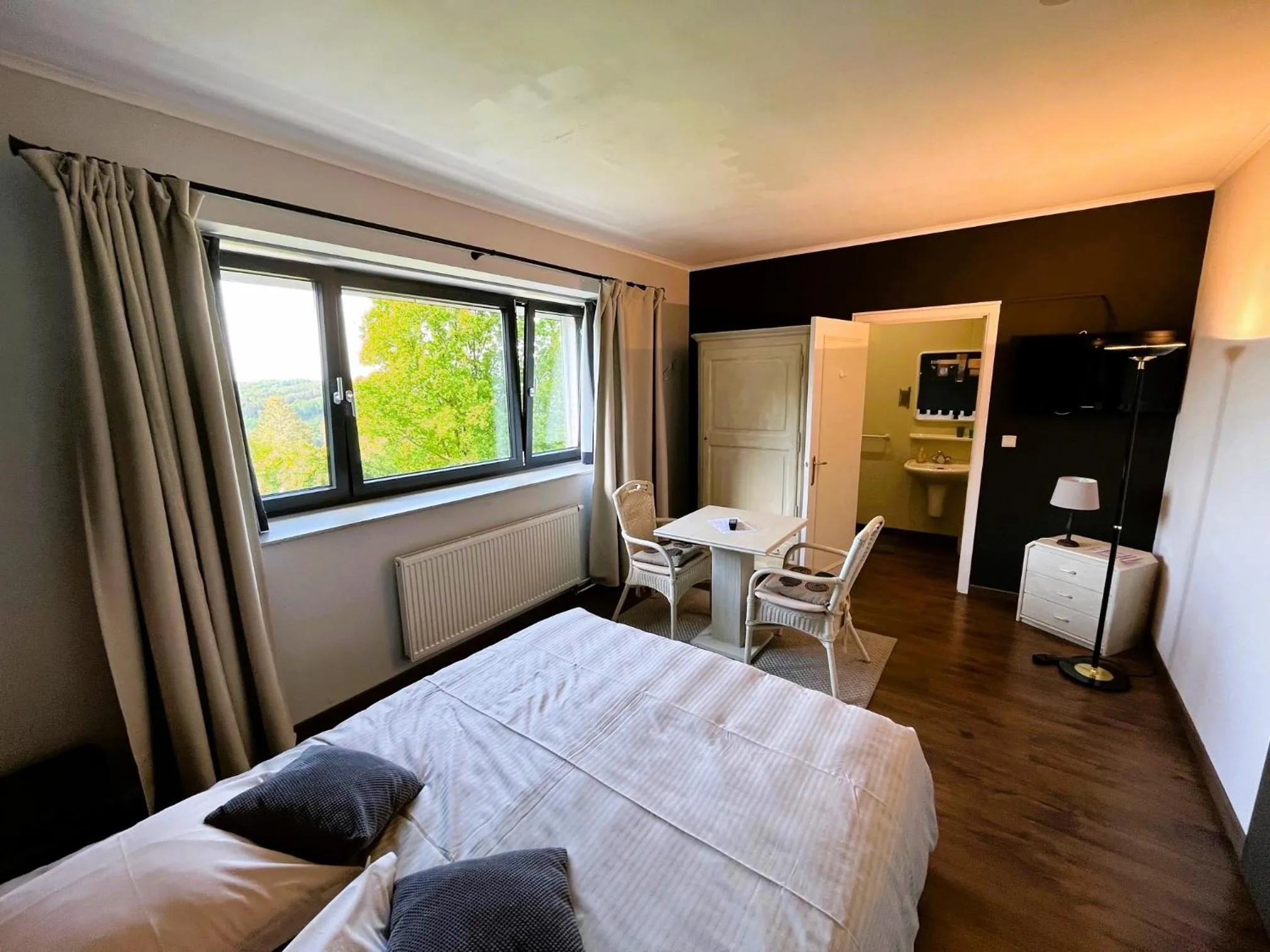 Seating area, Bed in Les Alisiers