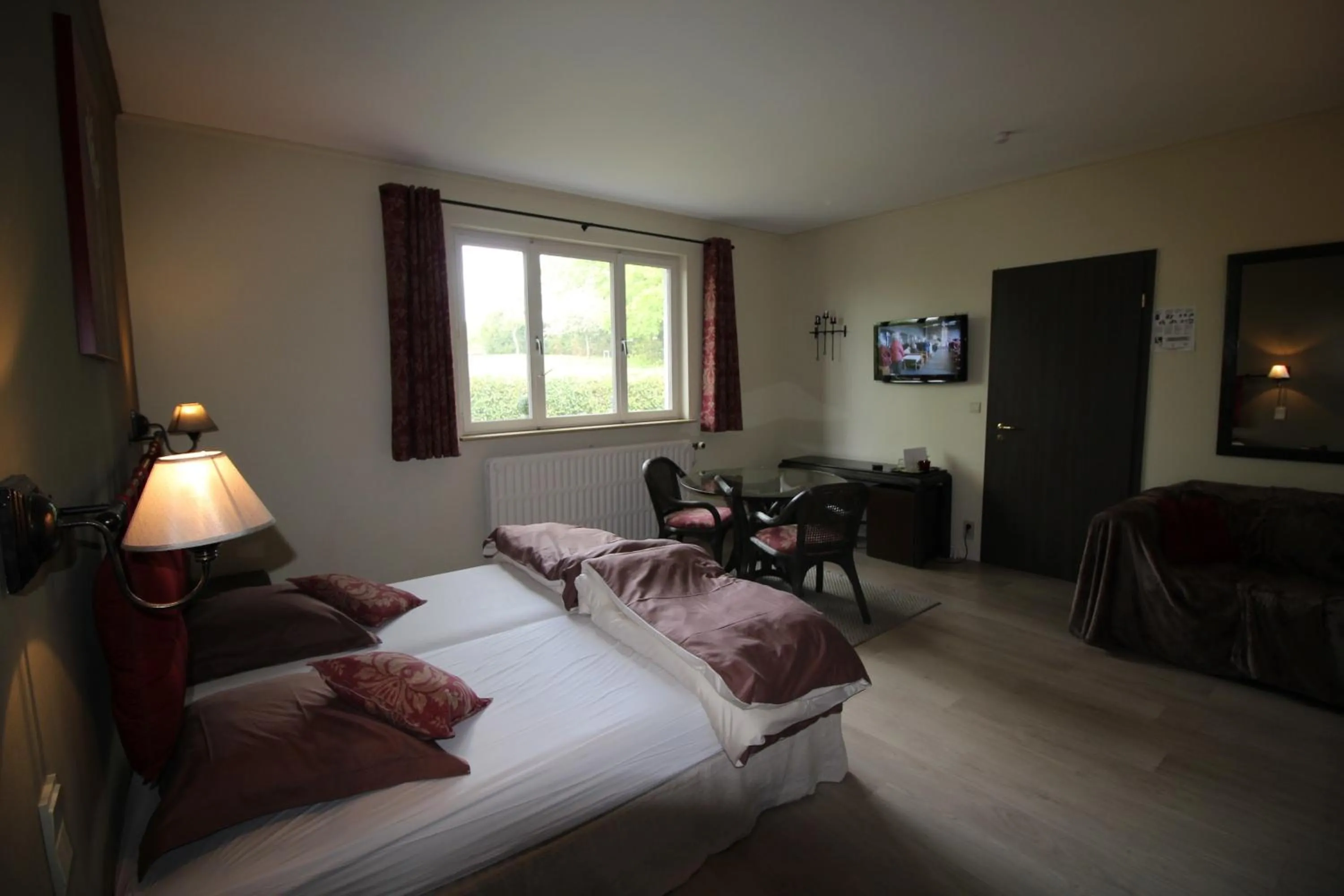 Photo of the whole room, Bed in Les Alisiers