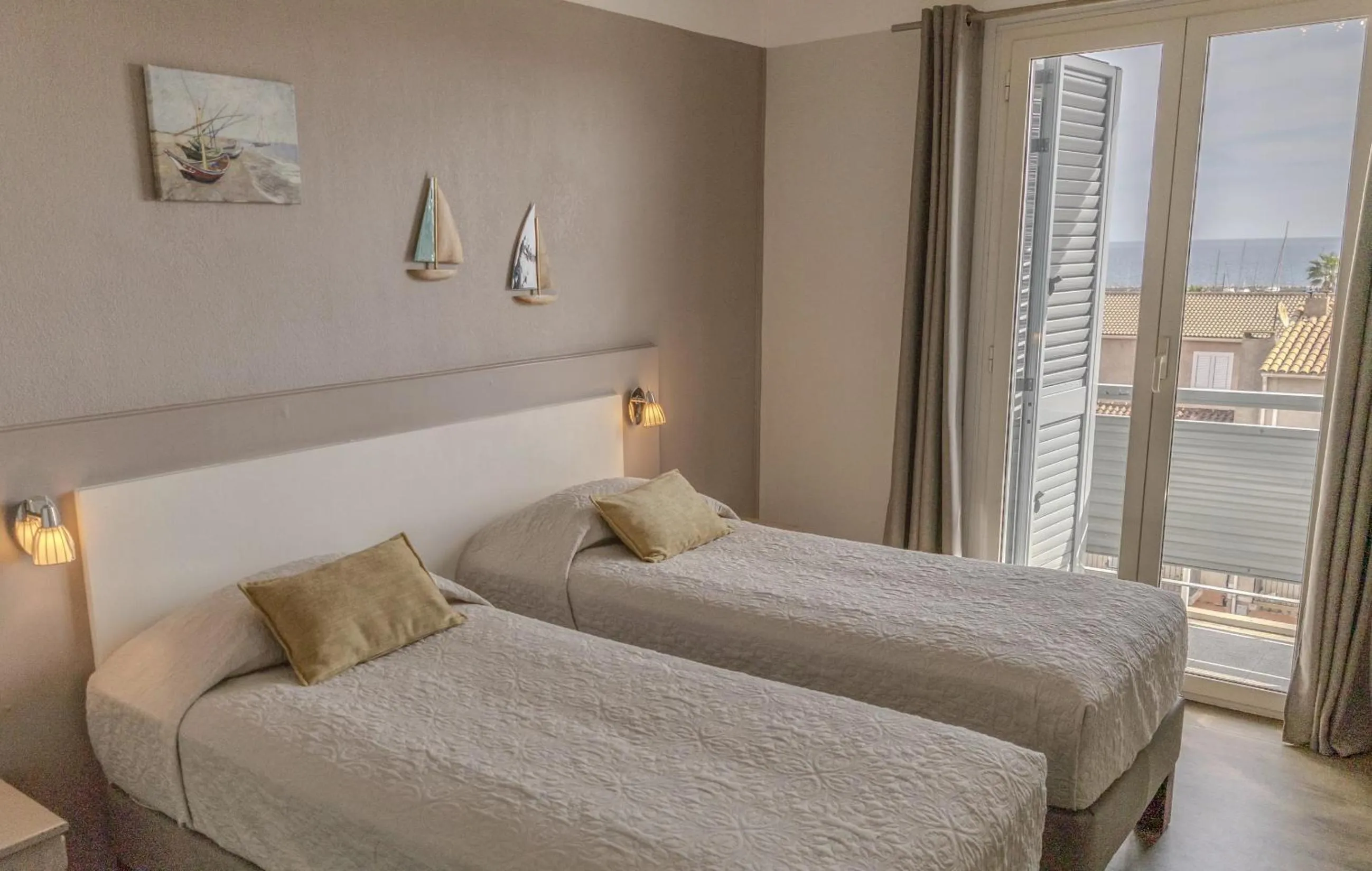 Photo of the whole room, Bed in Hotel Maquis et Mer