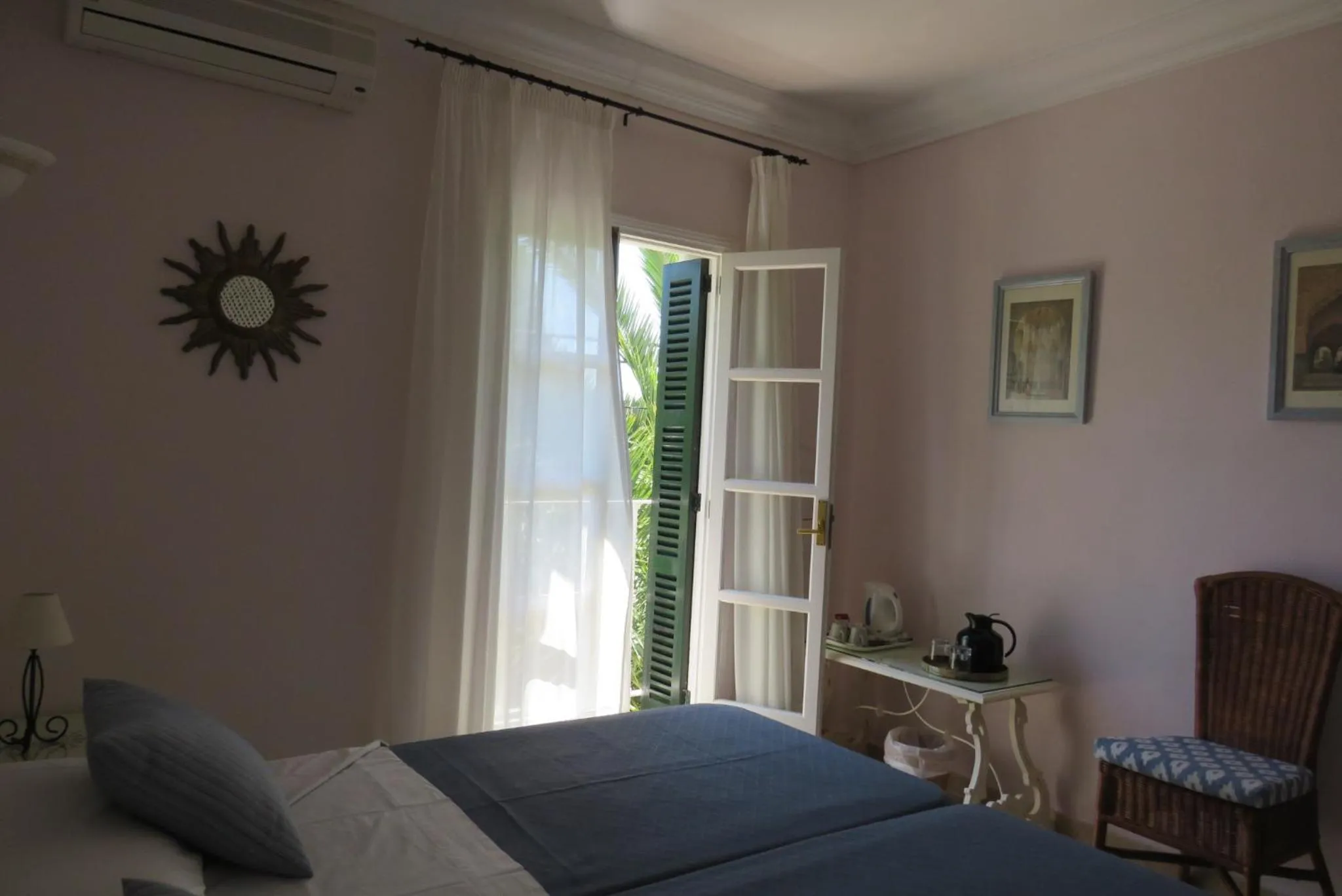 Coffee/tea facilities, Bed in Fowlers Hotel