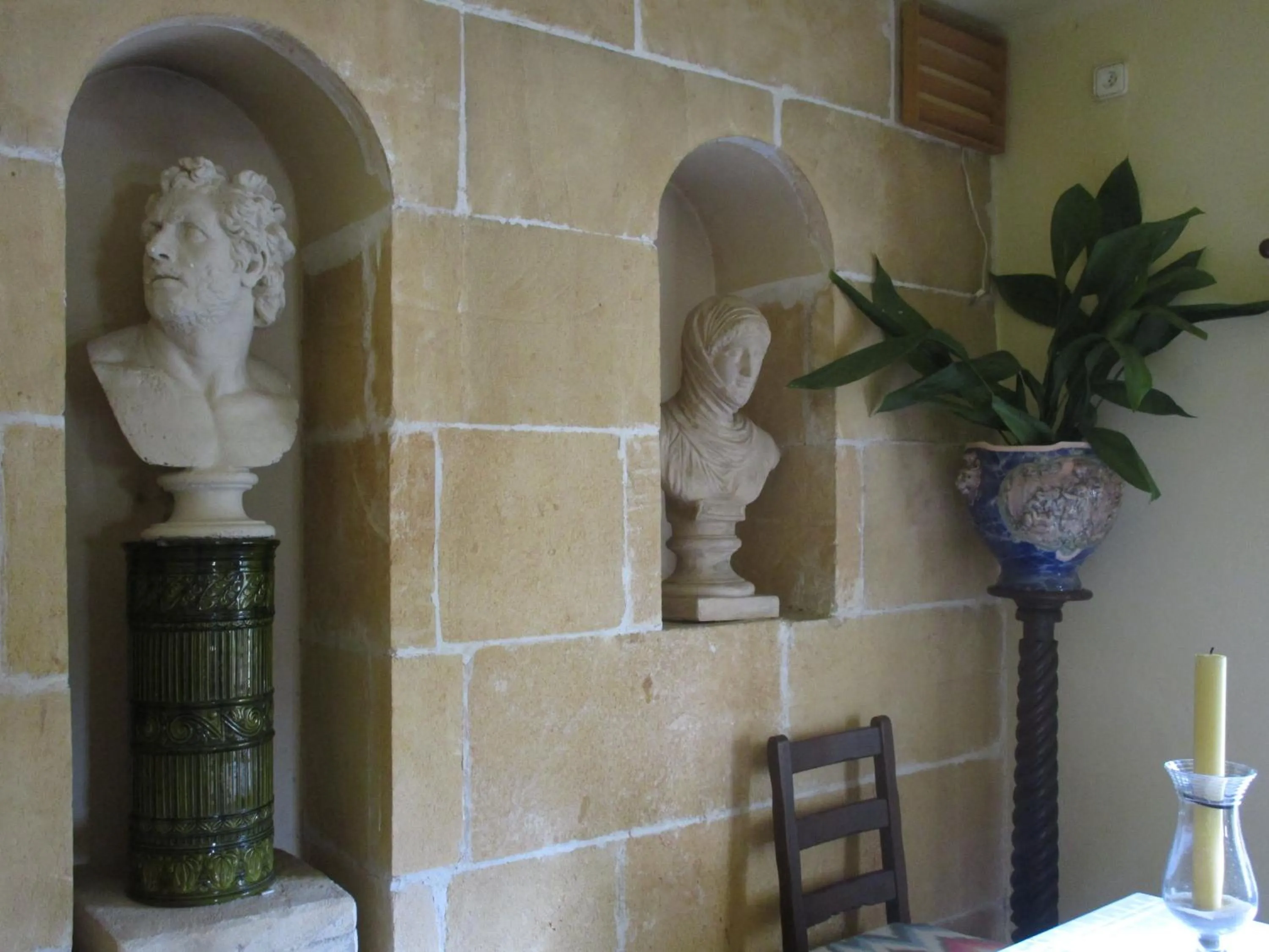 Communal lounge/ TV room in Fowlers Hotel