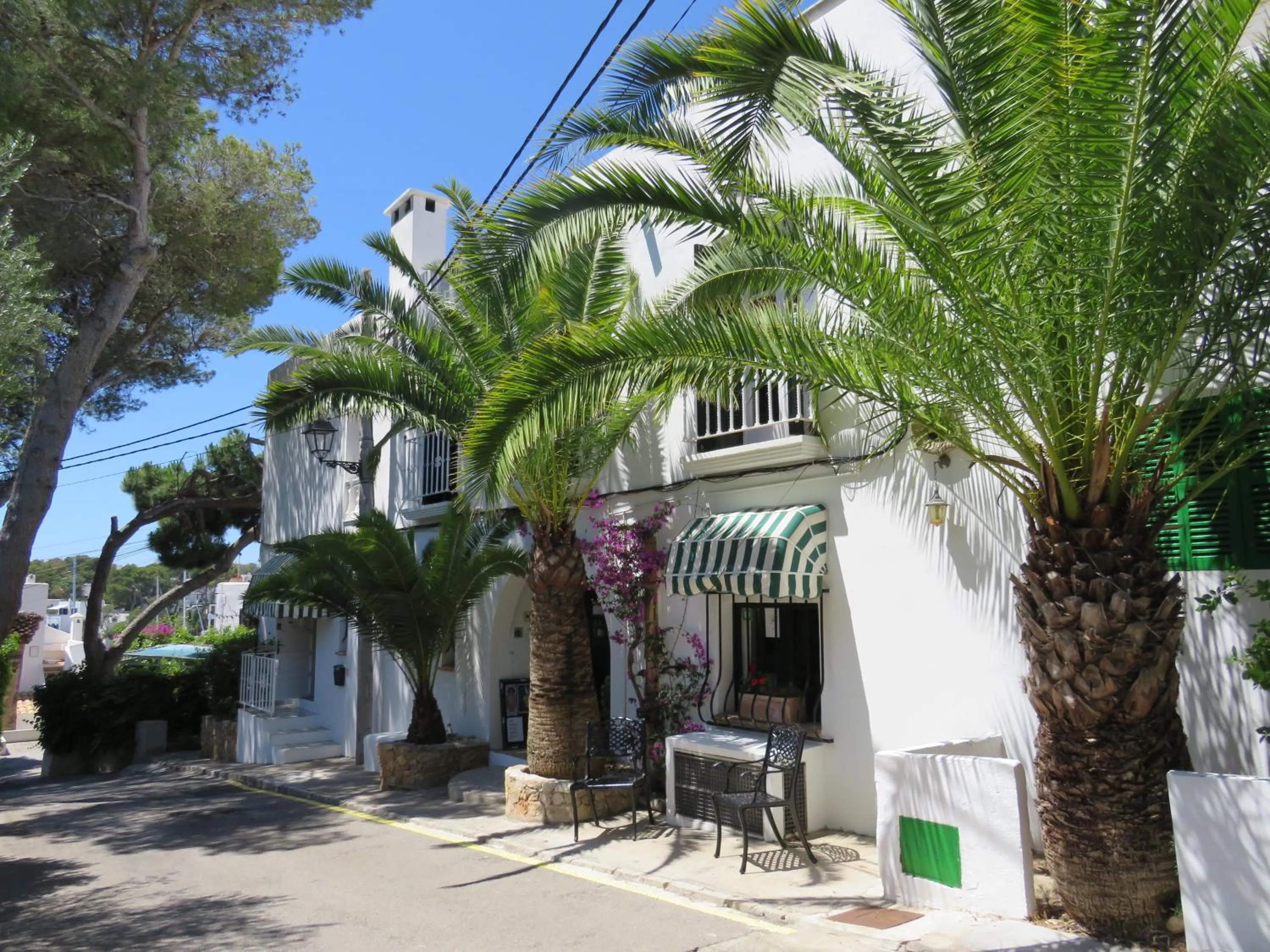 Facade/entrance in Fowlers Hotel
