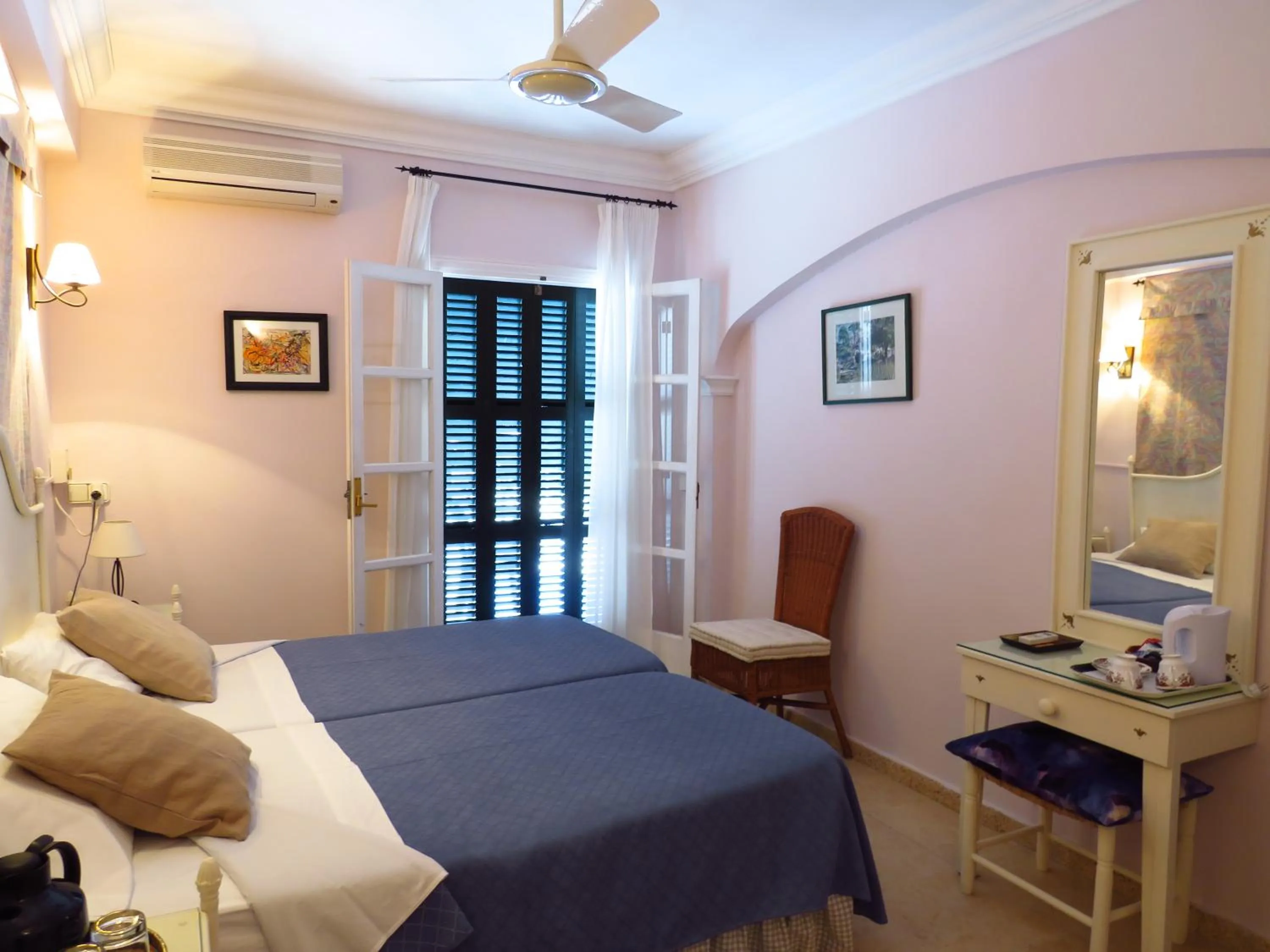 Bedroom, Bed in Fowlers Hotel