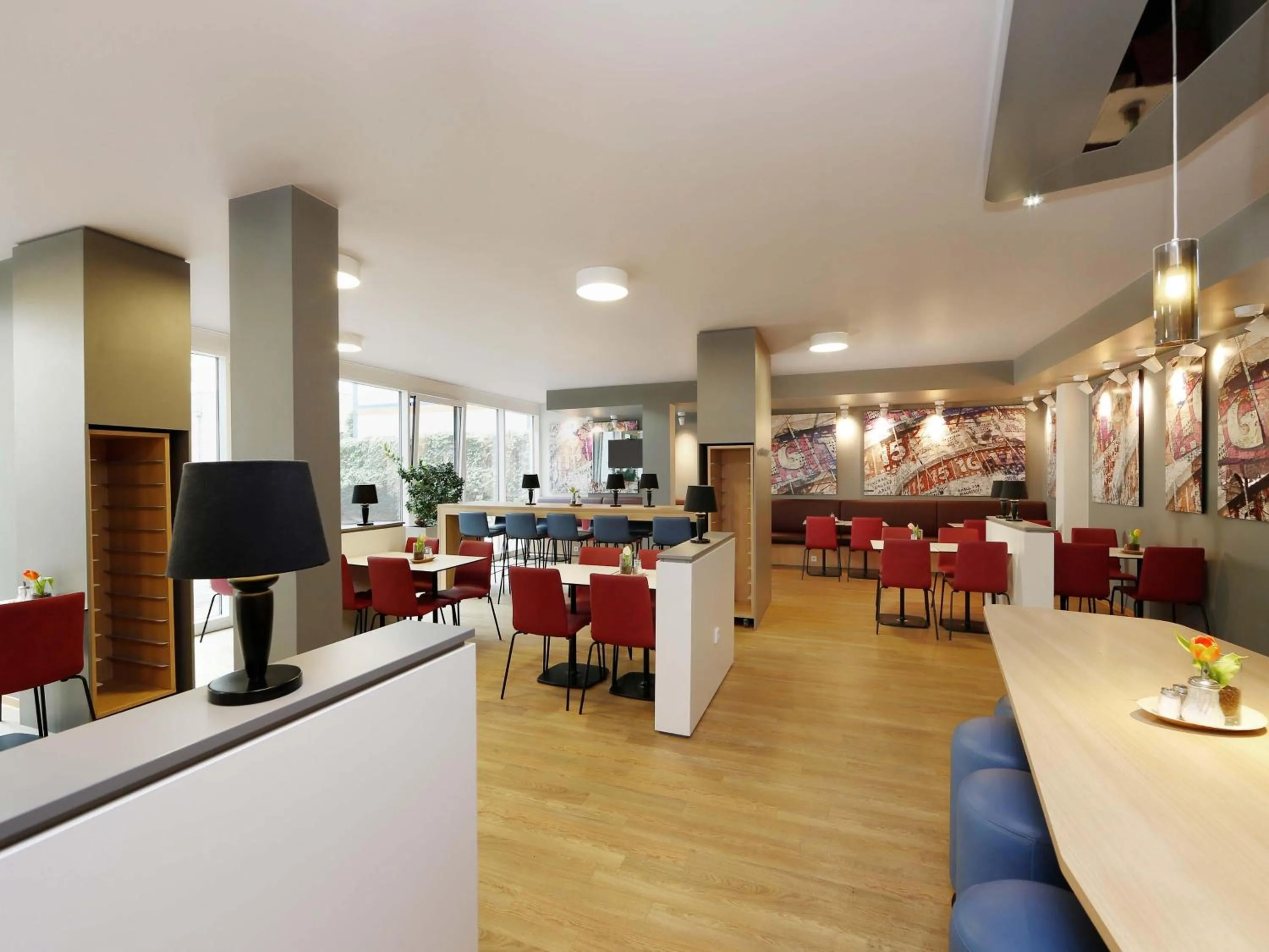 Lounge or bar in B&B HOTEL Berlin-Alexanderplatz