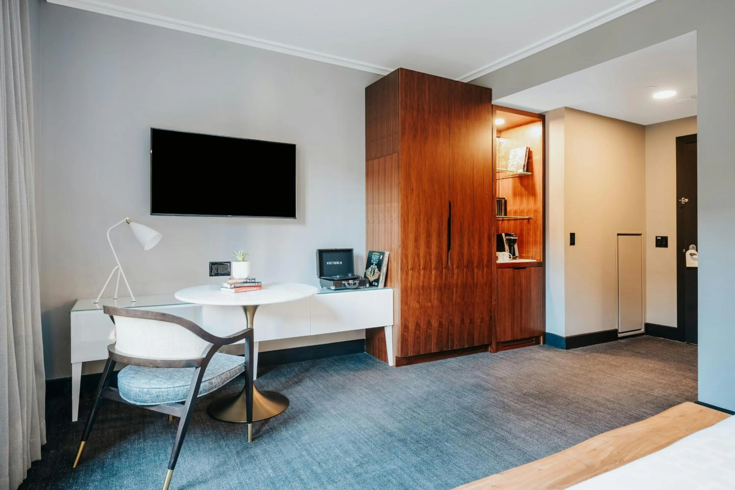 Photo of the whole room in Renaissance Saint Elm Dallas Downtown Hotel