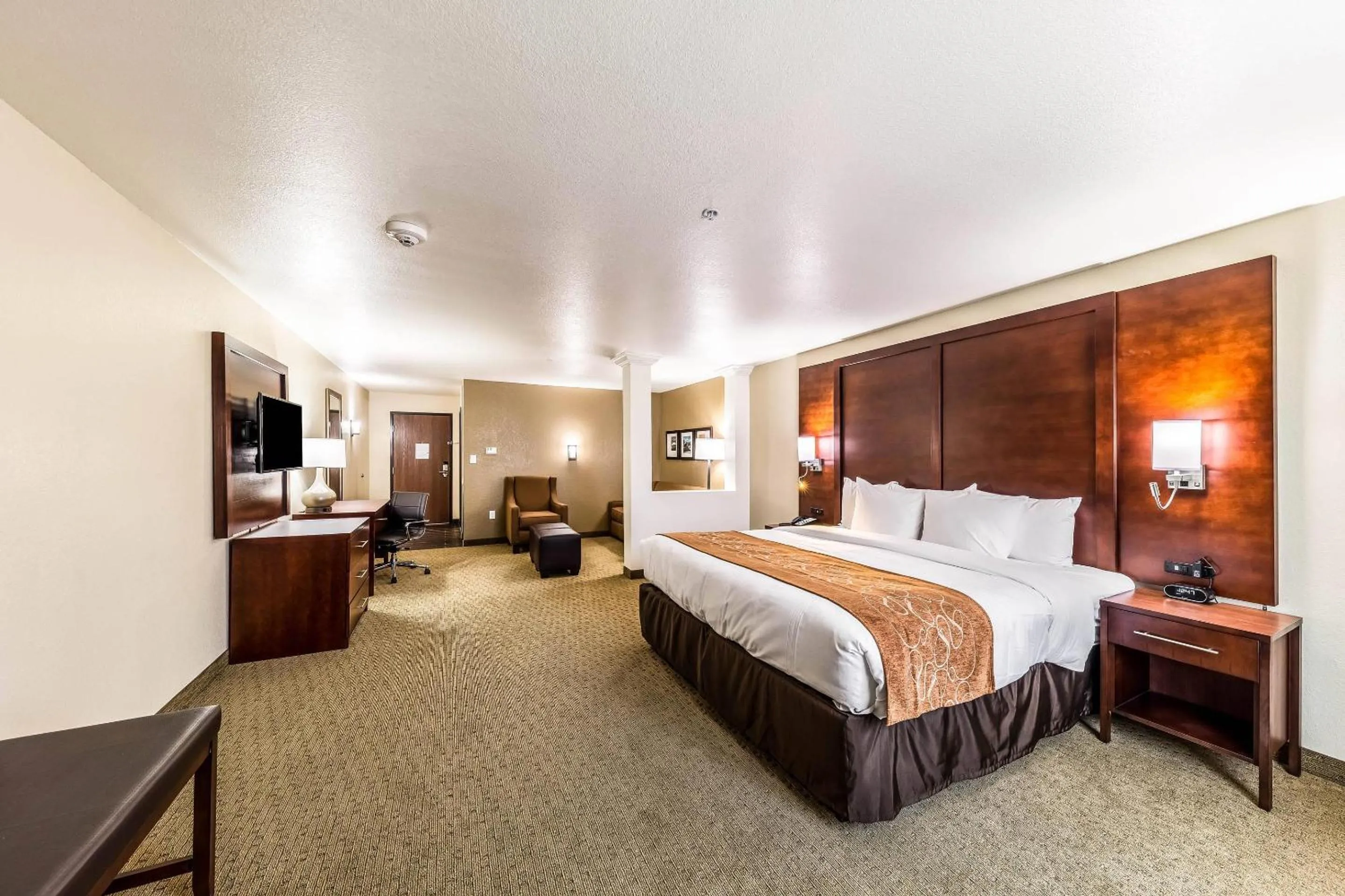 Bedroom, Bed in Comfort Suites Grand Prairie - Arlington North
