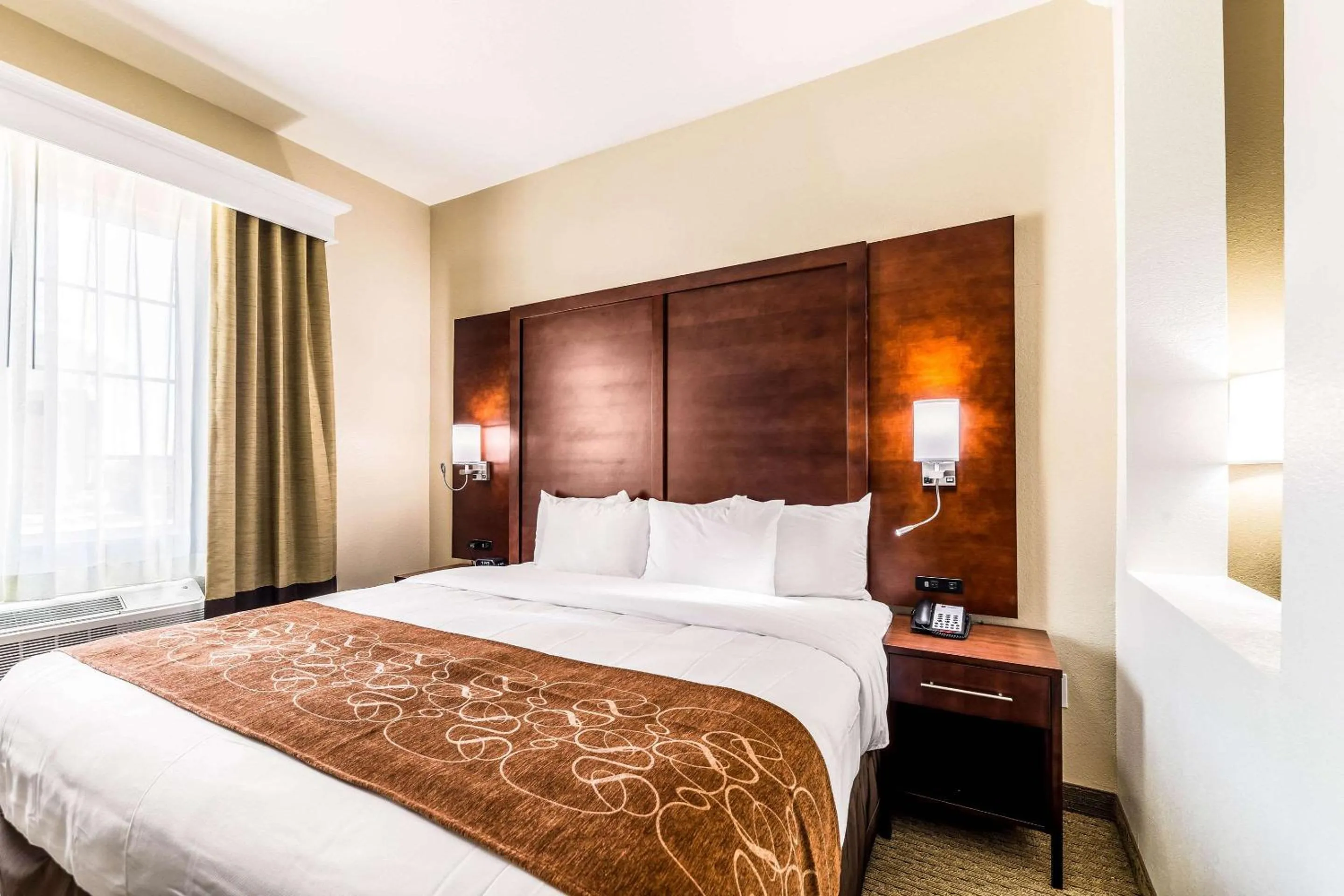 Photo of the whole room, Bed in Comfort Suites Grand Prairie - Arlington North