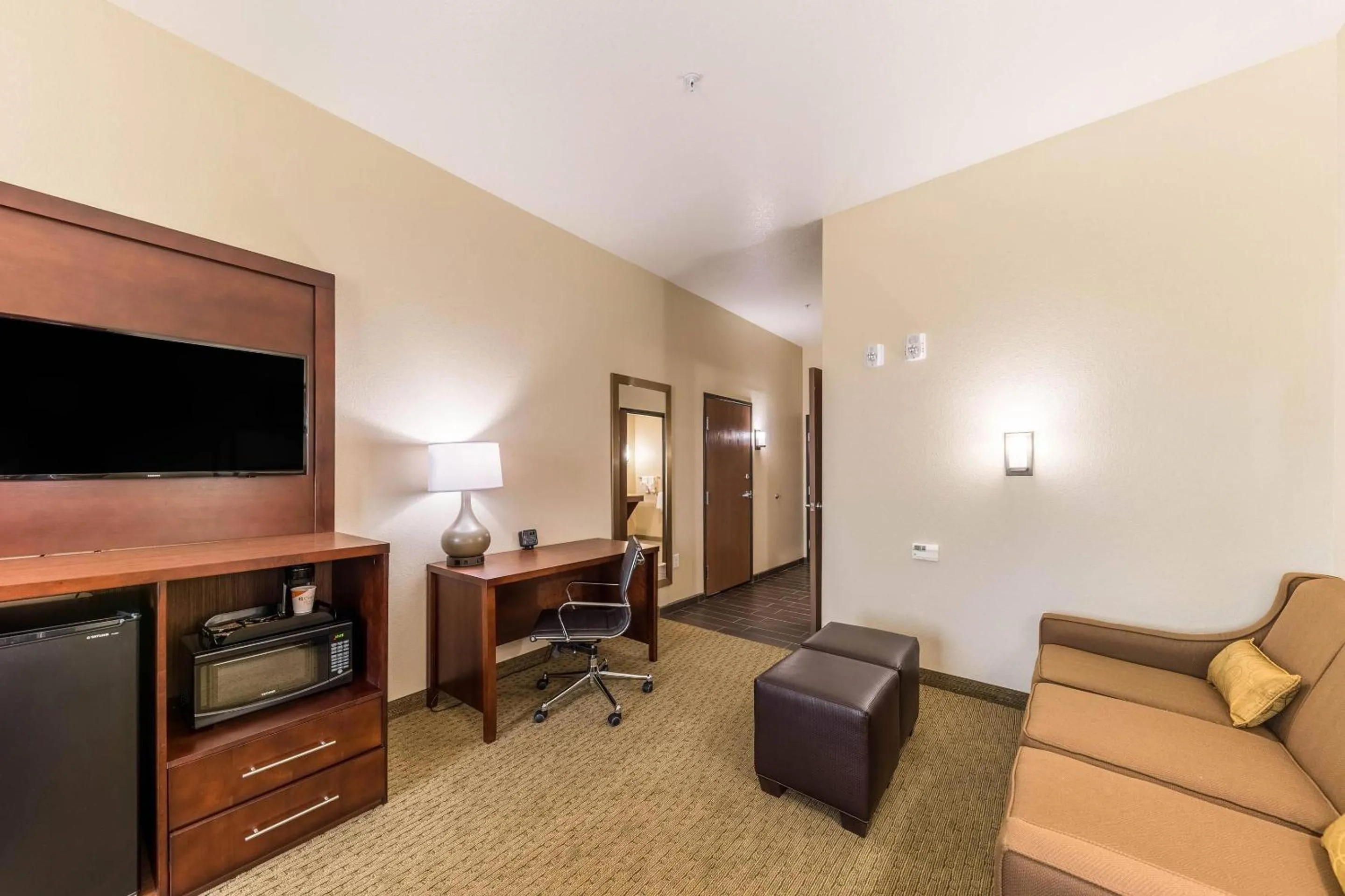 Bedroom in Comfort Suites Grand Prairie - Arlington North