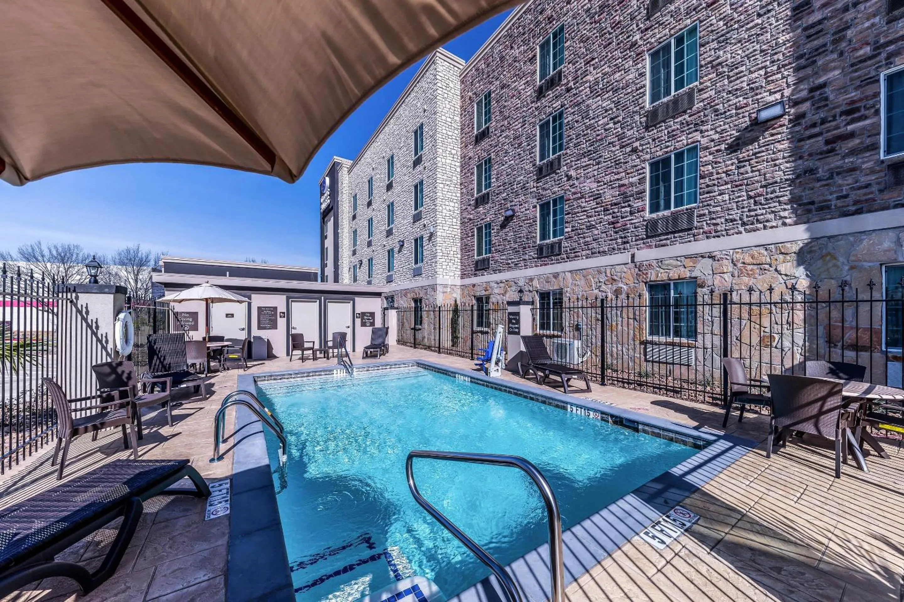 Swimming pool in Comfort Suites Grand Prairie - Arlington North