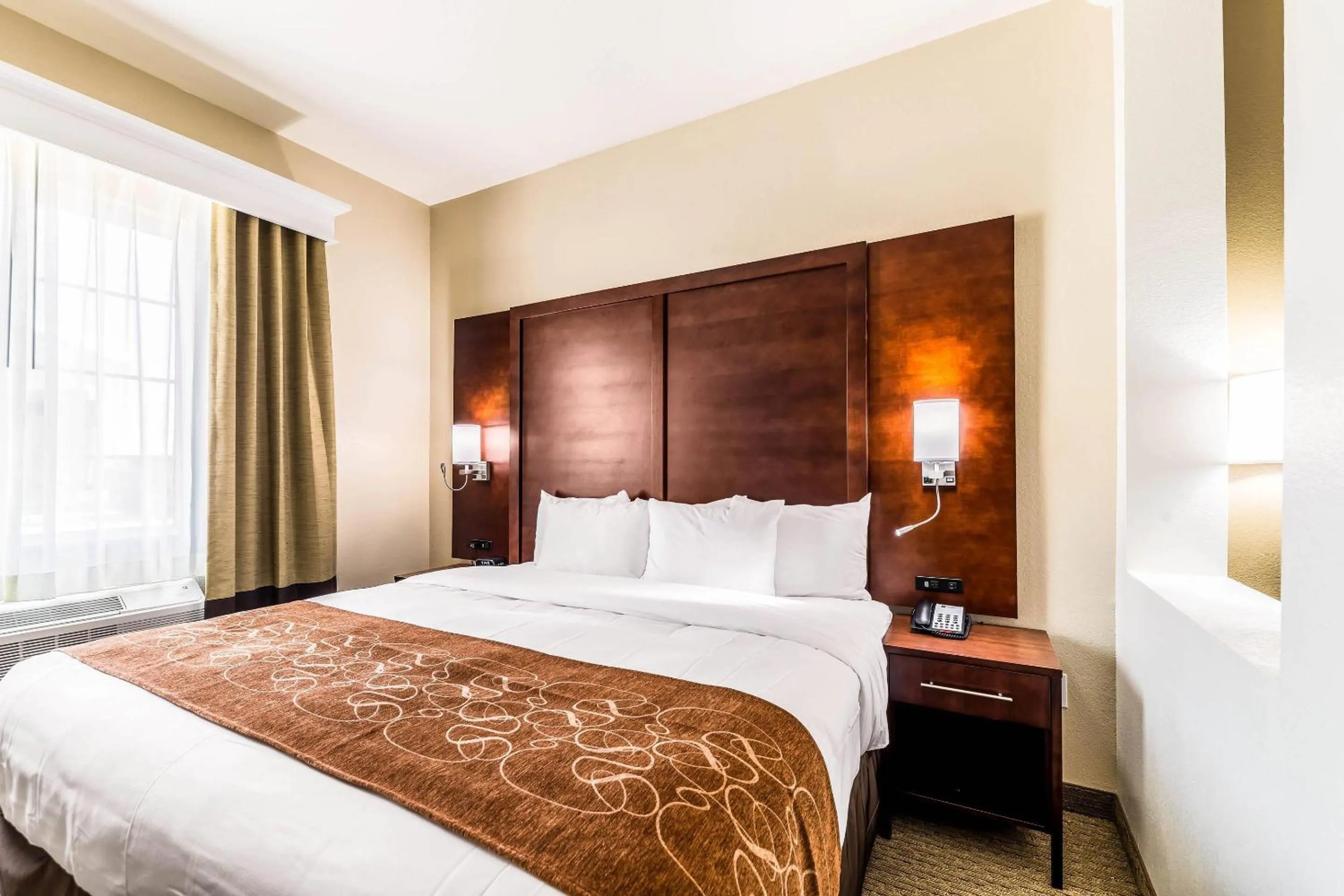 Bedroom, Bed in Comfort Suites Grand Prairie - Arlington North