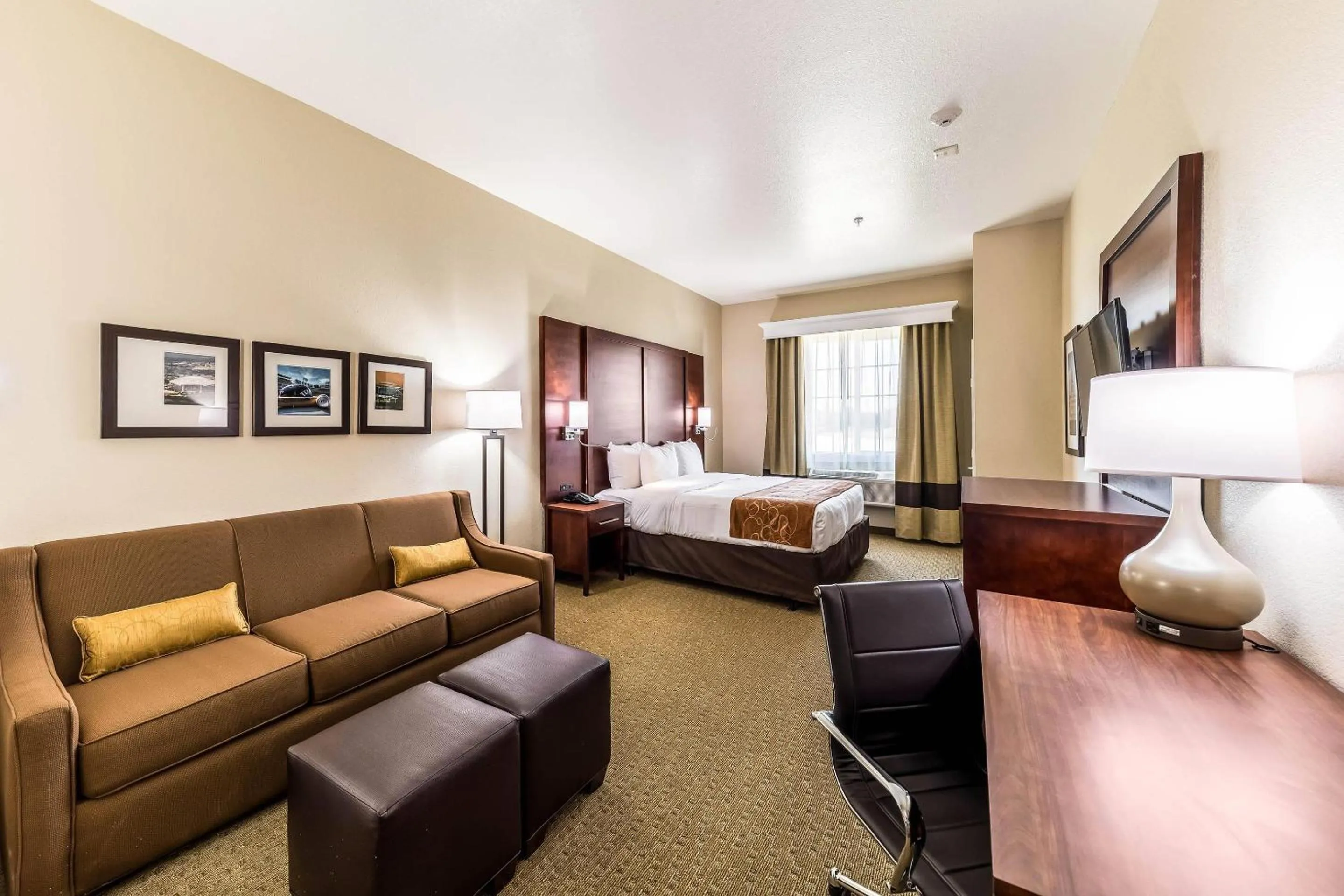 Bedroom, Bed in Comfort Suites Grand Prairie - Arlington North